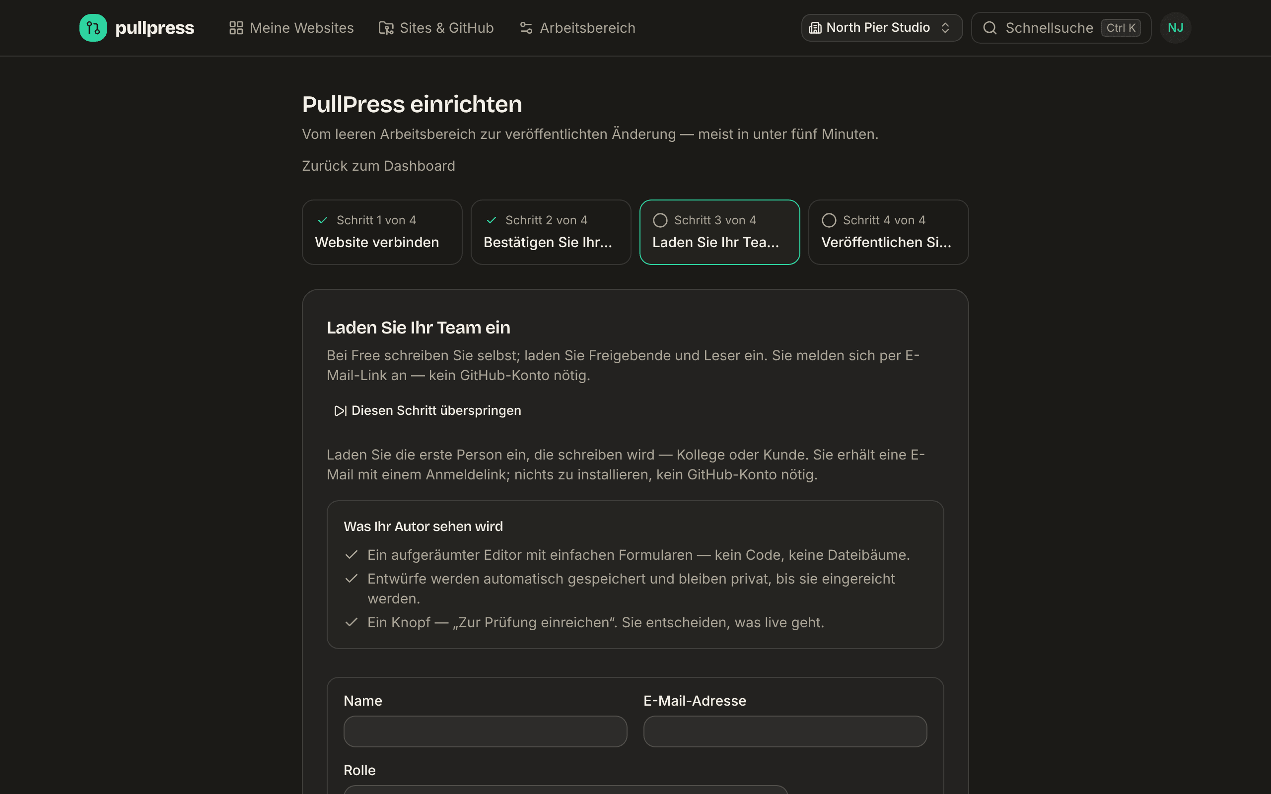 Der Assistent „PullPress einrichten“ bei Schritt 3 von 4, Laden Sie Ihren ersten Autor ein: ein Formular mit Name, E-Mail und Rolle, eine Erklärung „Was Ihr Autor sehen wird“ und ein Link Diesen Schritt überspringen