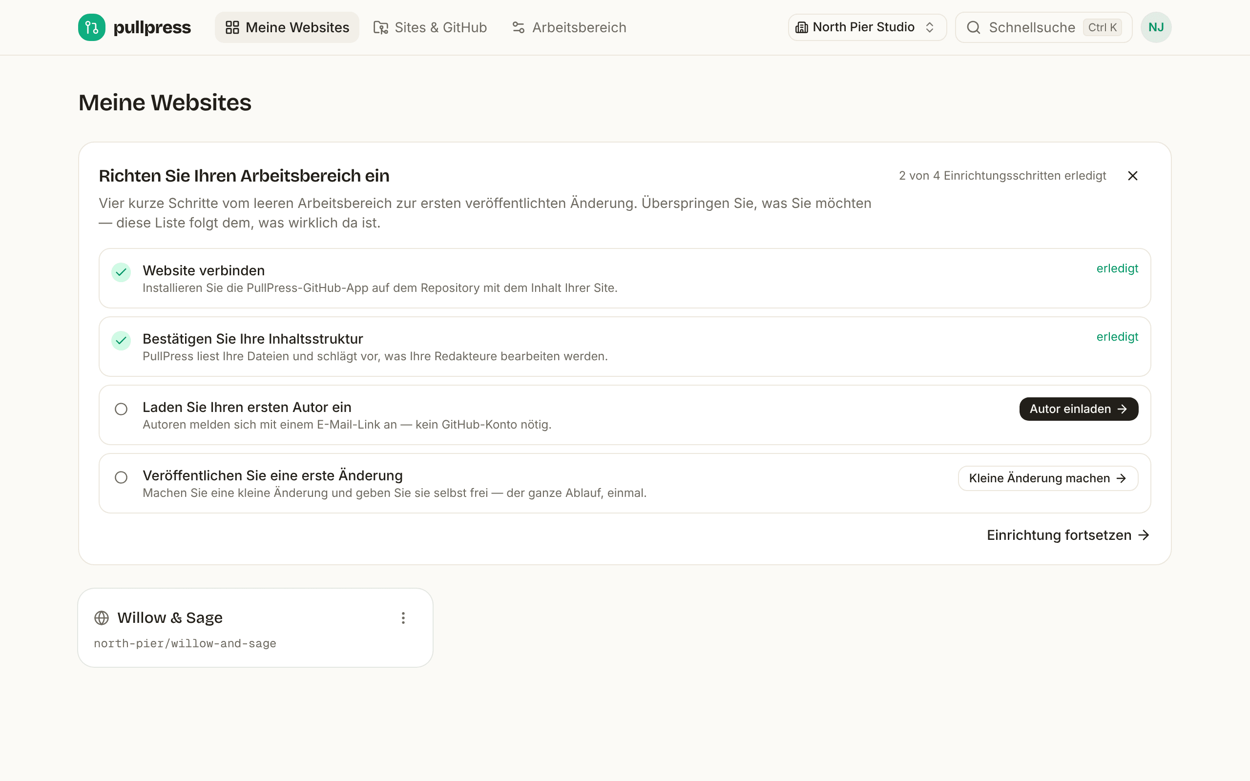 Die Checkliste „Richten Sie Ihren Arbeitsbereich ein“ auf dem Dashboard mit 2 von 4 erledigten Schritten: Website verbinden und Bestätigen Sie Ihre Inhaltsstruktur sind abgehakt, Laden Sie Ihren ersten Autor ein und Veröffentlichen Sie eine erste Änderung sind noch offen