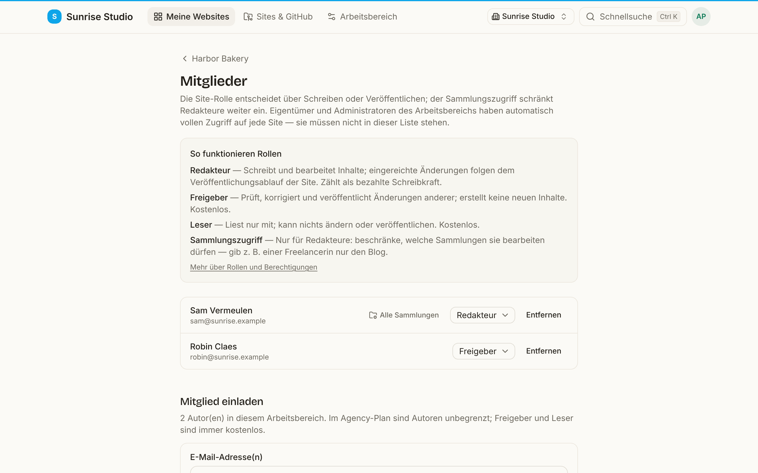 Die Seite Mitglieder einer Site: eine Erklärung „So funktionieren Rollen“ für Redakteur, Freigeber und Leser mit Zugriff pro Sammlung, die aktuellen Mitglieder mit einer Rollenauswahl und das Einladungsformular mit der Zahl der Autoren