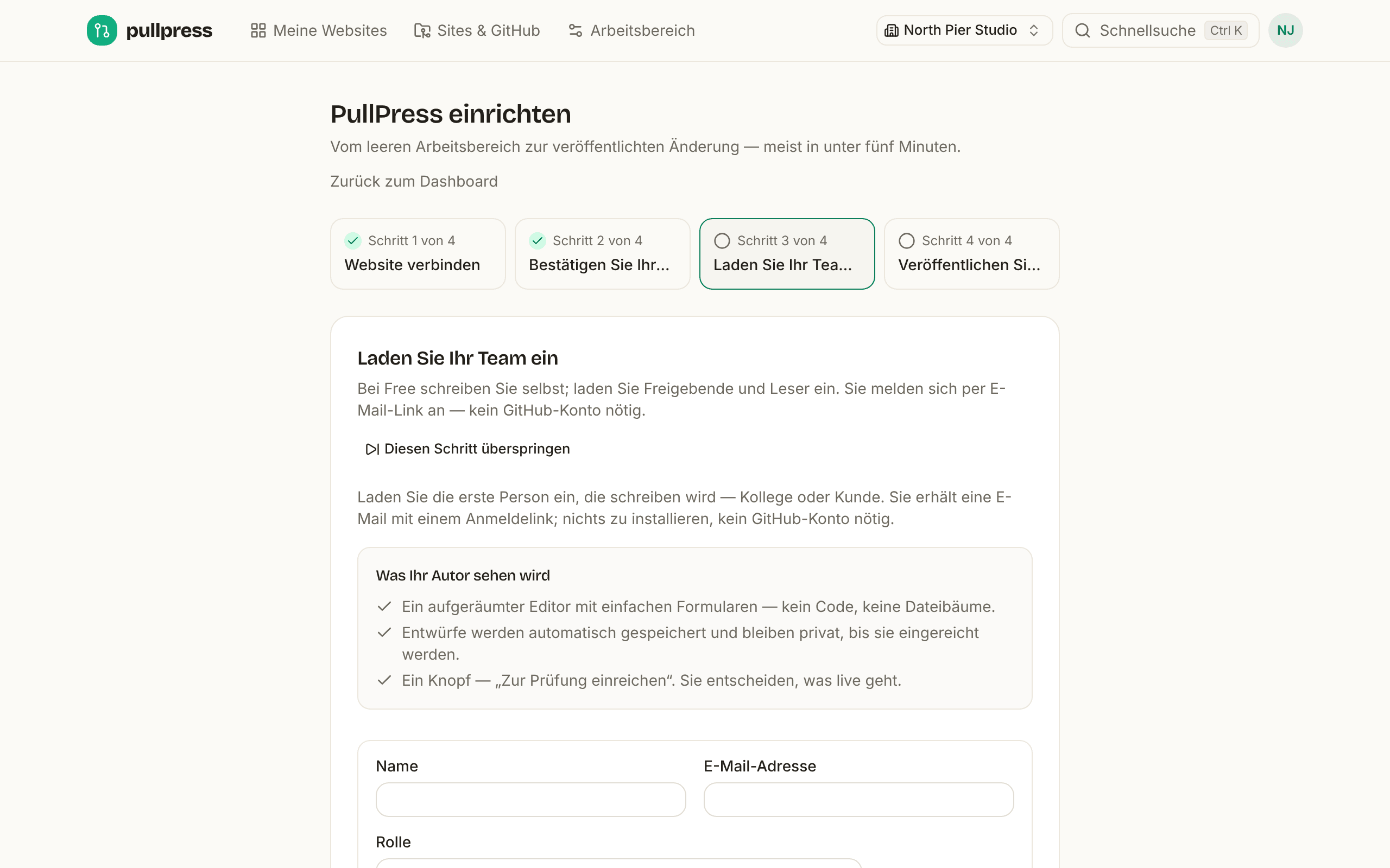 Der Assistent „PullPress einrichten“ bei Schritt 3 von 4, Laden Sie Ihren ersten Autor ein: ein Formular mit Name, E-Mail und Rolle, eine Erklärung „Was Ihr Autor sehen wird“ und ein Link Diesen Schritt überspringen