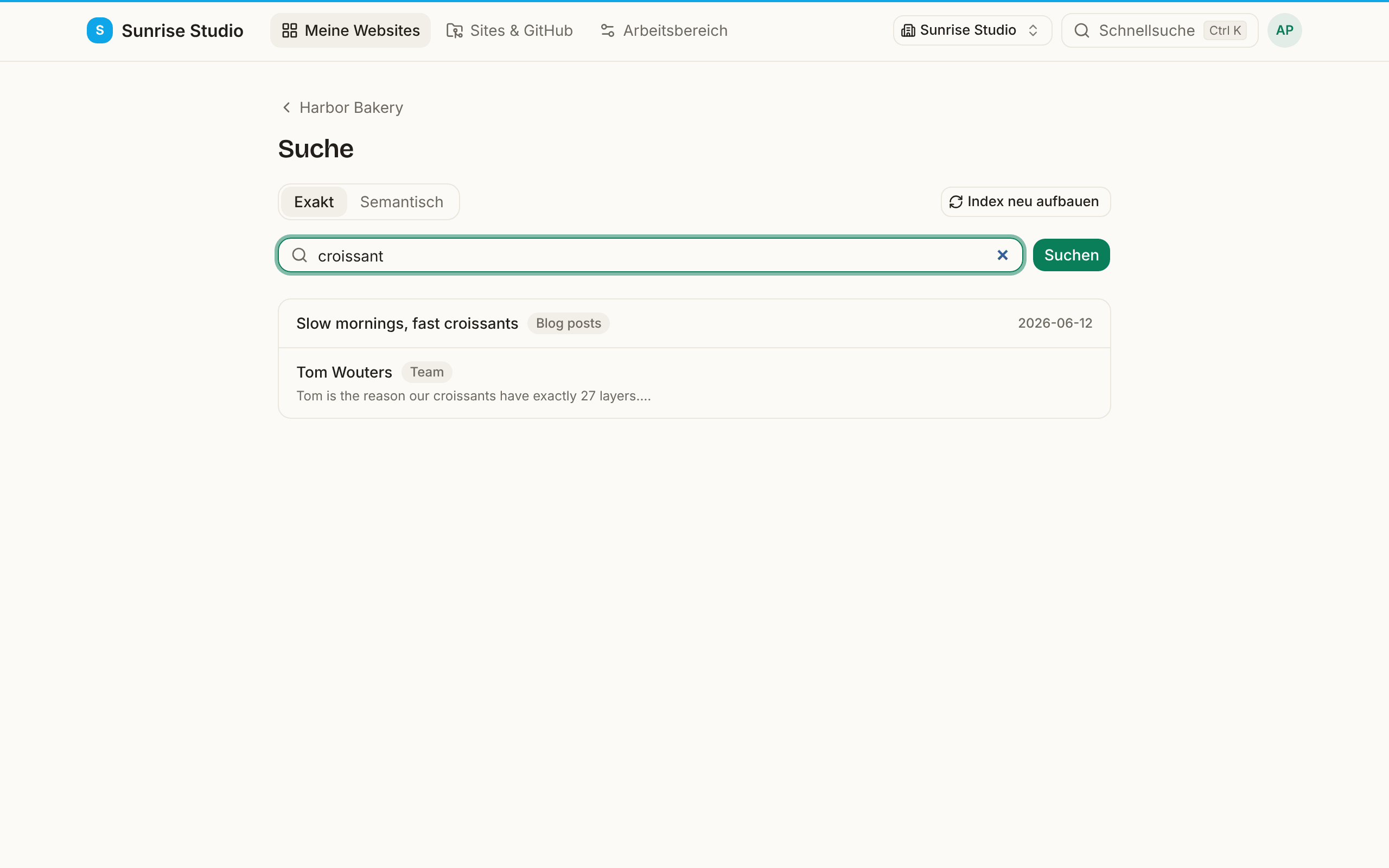 Die Suchseite einer Site im Modus Exakt mit der Suche „croissant“: zwei Ergebnisse, ein Blogbeitrag mit Datum und ein Teammitglied, dessen Bio Croissants erwähnt, jeweils mit dem Namen der Sammlung