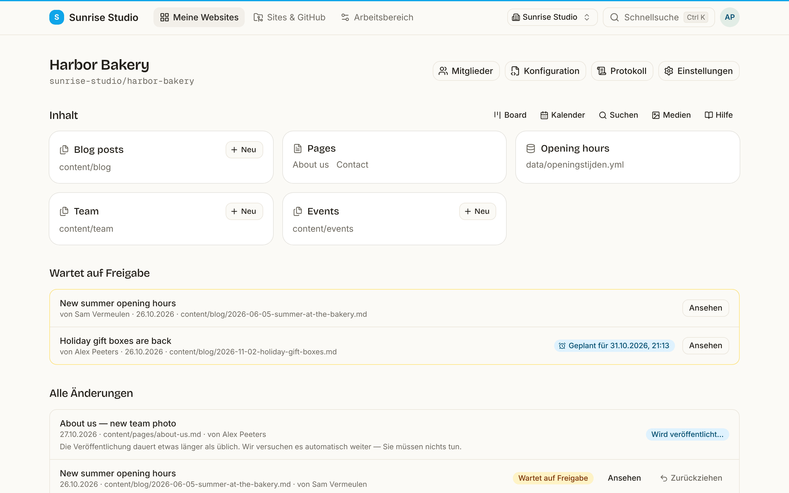 Die Übersichtsseite einer eingerichteten Site: die Sammlungen Blog posts, Pages, Opening hours, Team und Events als Karten, Schnellzugriffe auf Board, Kalender, Suche, Medien und Hilfe, eine Warteschlange Wartet auf Freigabe und die vollständige Liste der Änderungen mit Status