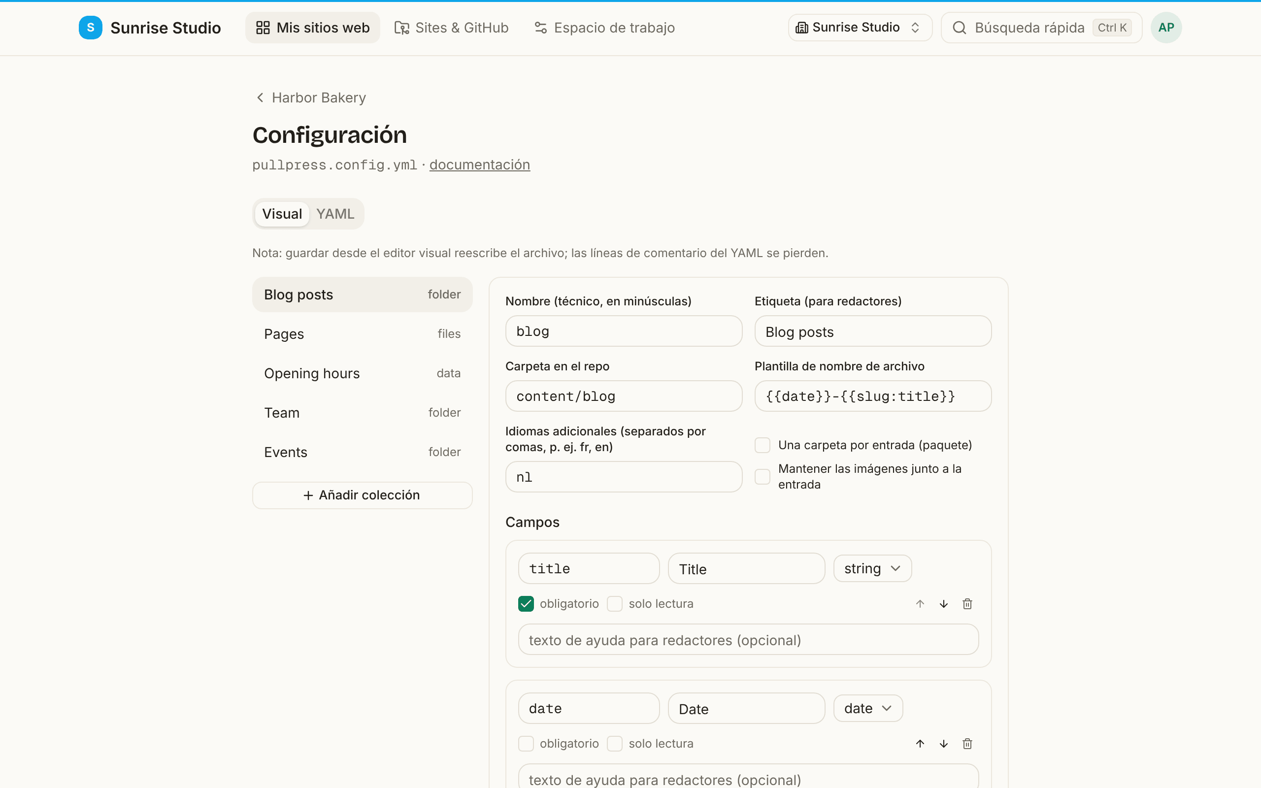 El editor de configuración de la aplicación en modo visual: pestañas Visual y YAML, las colecciones Blog posts, Pages y Opening hours en una barra lateral, y el nombre, la etiqueta, la carpeta, la plantilla de nombre de archivo y la lista de campos de la colección elegida como formulario