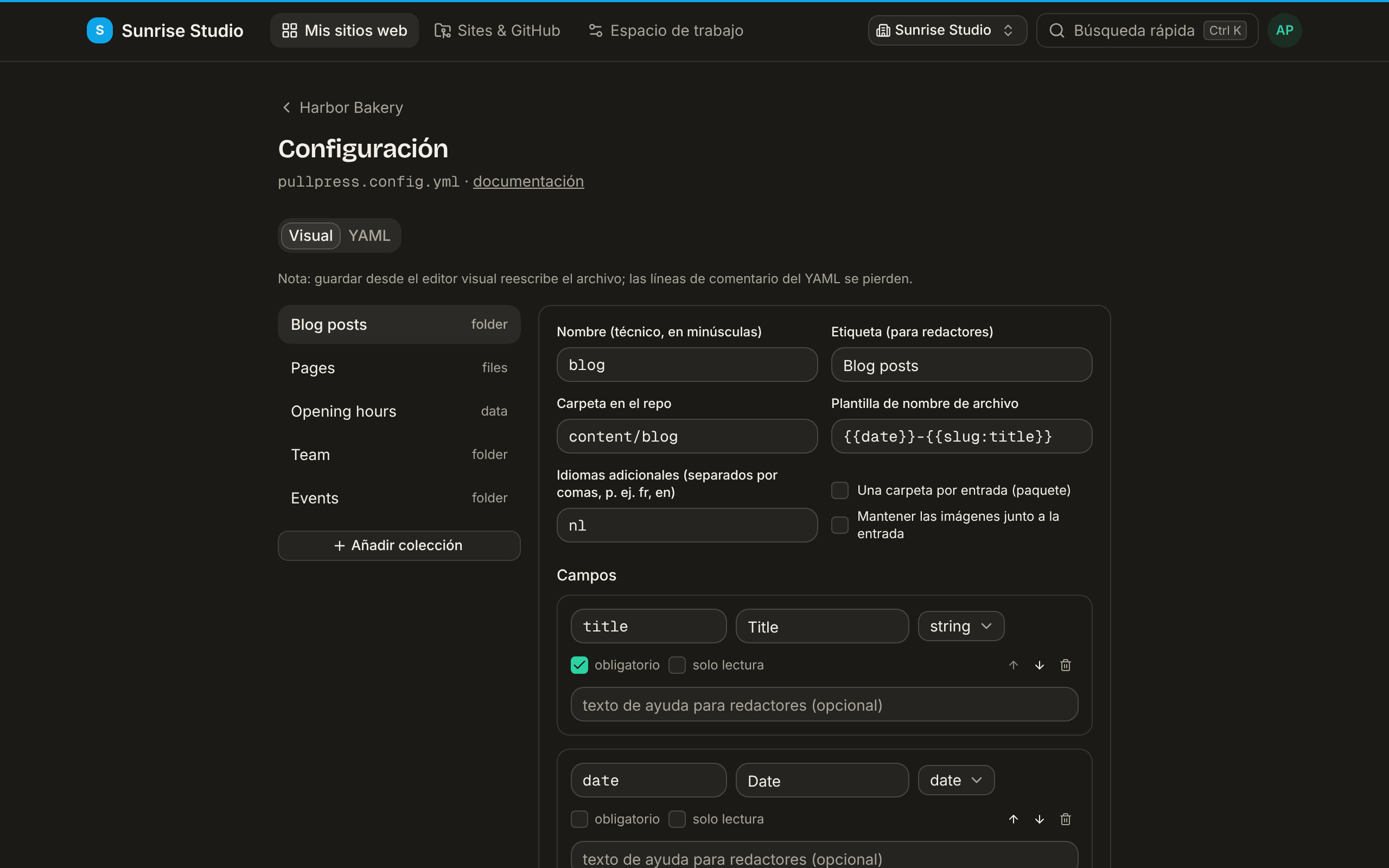 El editor de configuración de la aplicación en modo visual: pestañas Visual y YAML, las colecciones Blog posts, Pages y Opening hours en una barra lateral, y el nombre, la etiqueta, la carpeta, la plantilla de nombre de archivo y la lista de campos de la colección elegida como formulario