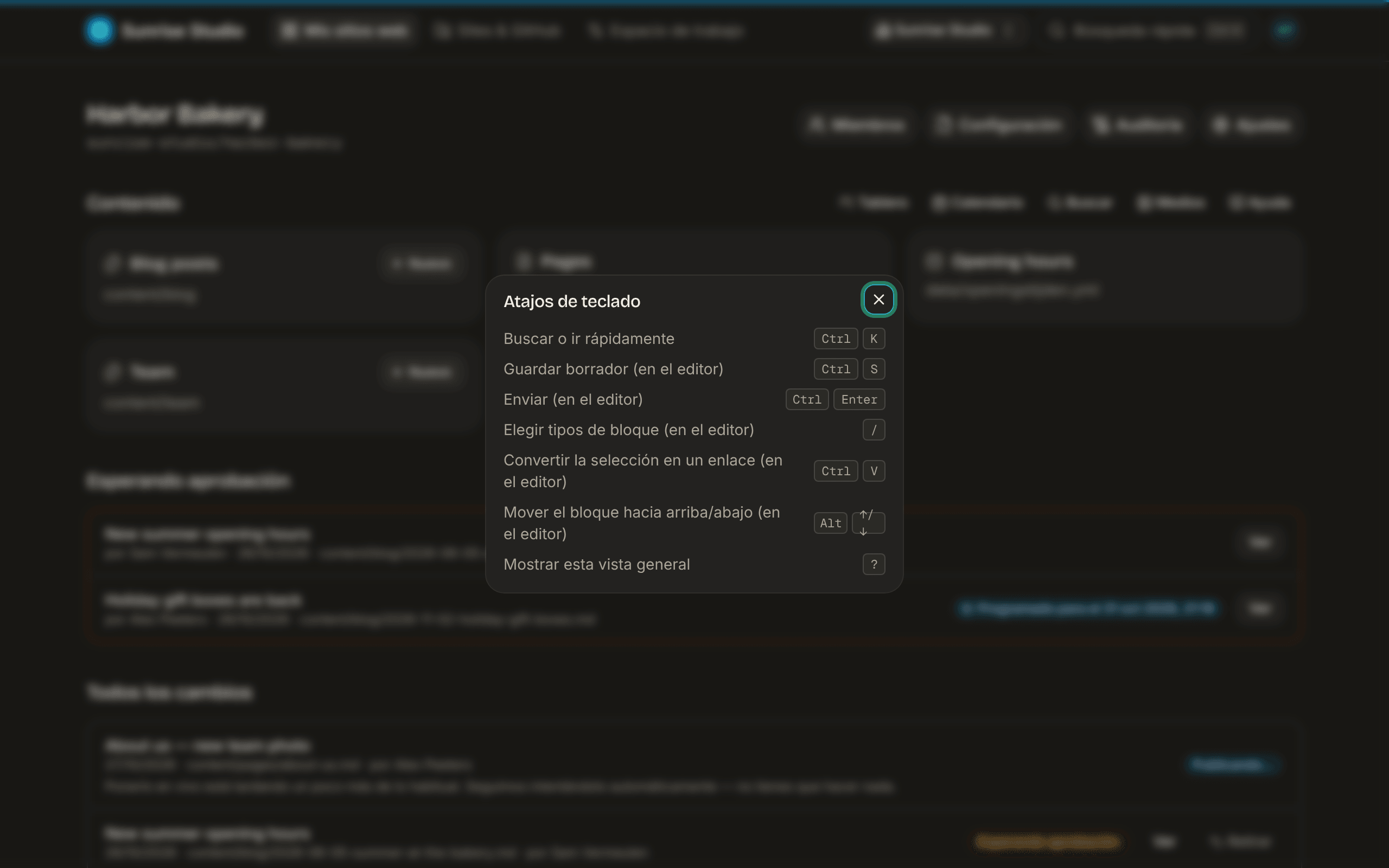 El cuadro Atajos de teclado con búsqueda rápida (Ctrl K), guardar borrador (Ctrl S), enviar (Ctrl Intro), tipos de bloque (/), enlace desde la selección (Ctrl V), mover bloque (Alt ↑/↓) y este resumen (?)