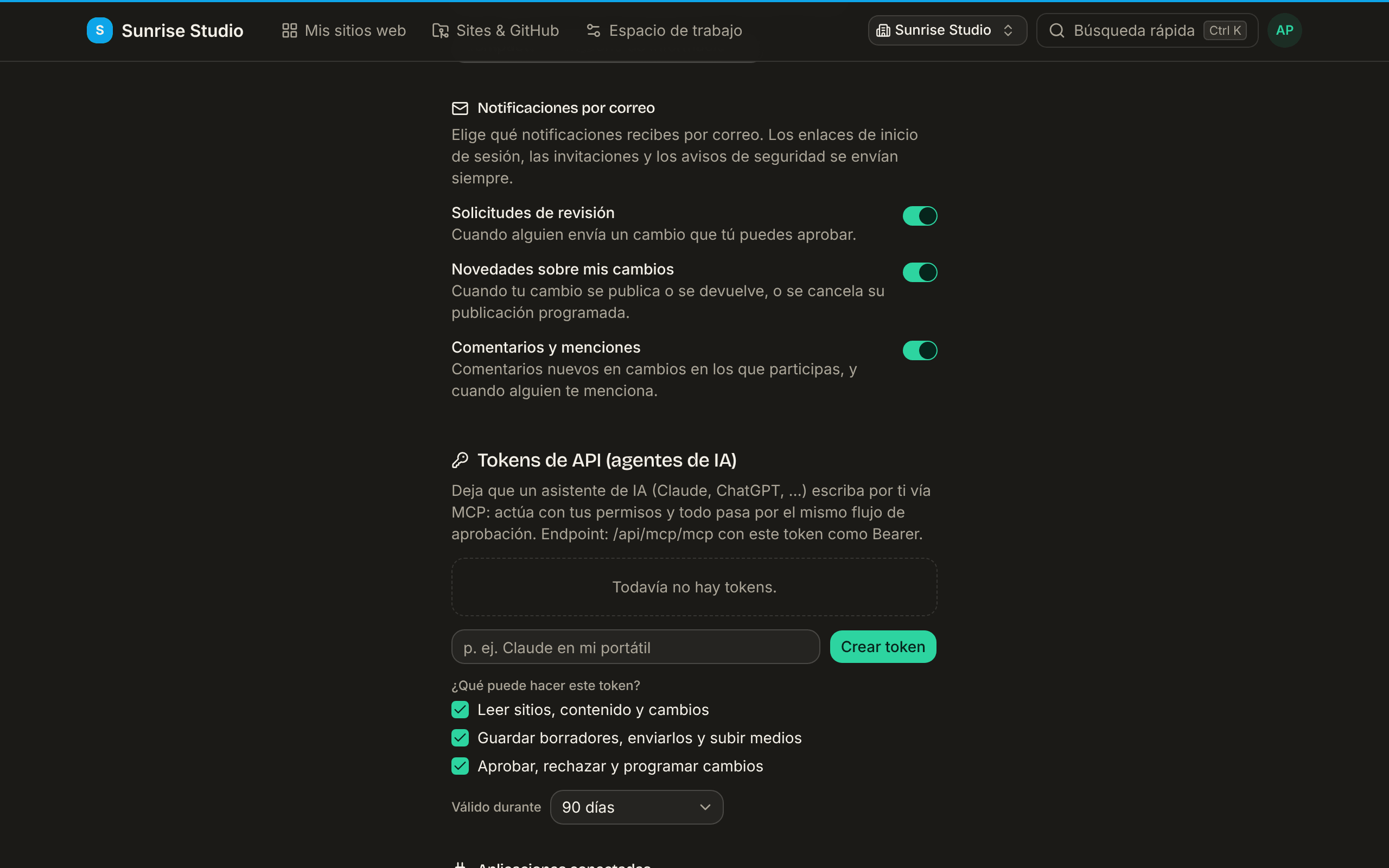 La sección Notificaciones por correo del perfil con tres interruptores activados: Solicitudes de revisión, Novedades sobre mis cambios y Comentarios y menciones, cada uno con una línea de explicación