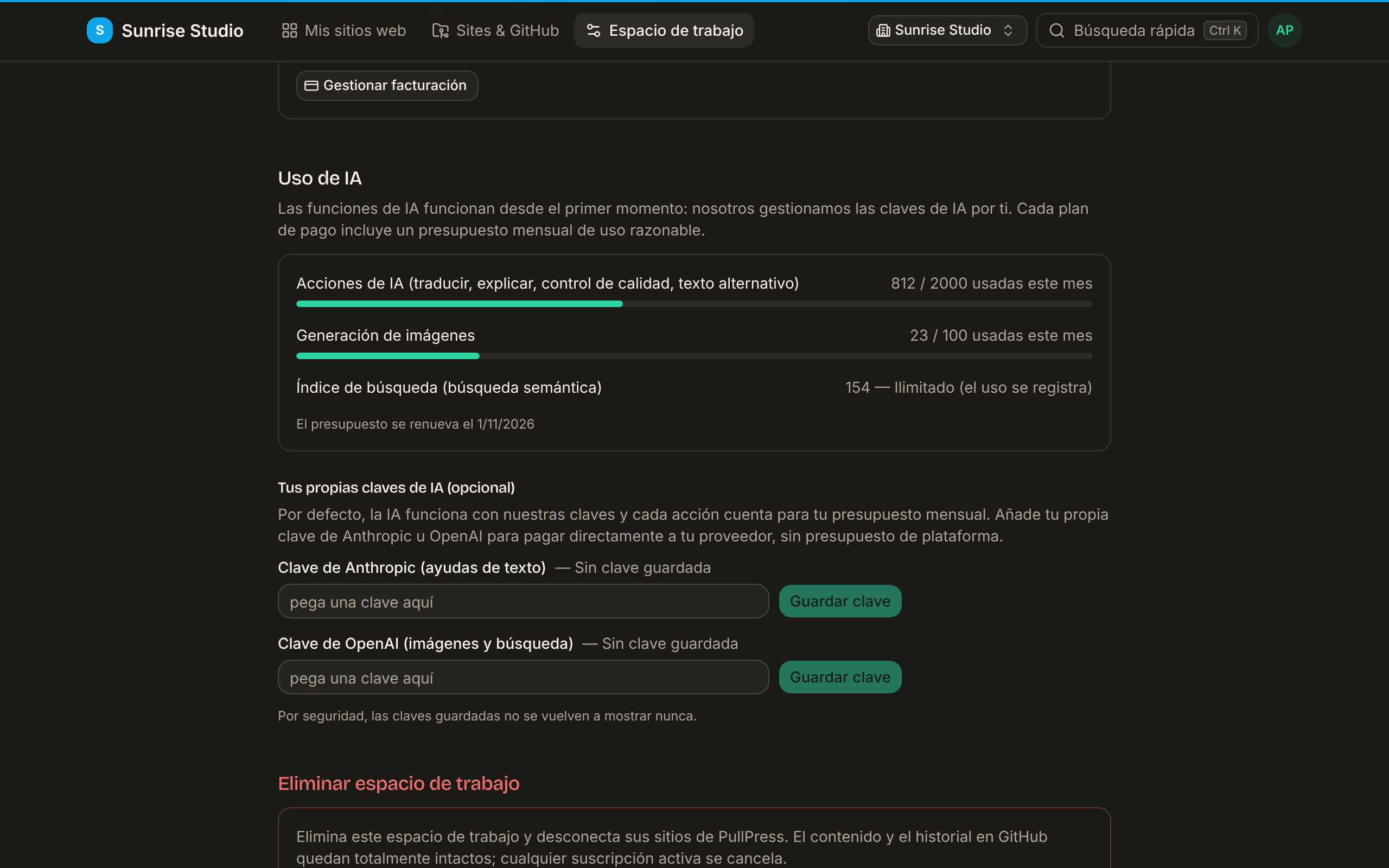 Ajustes del espacio de trabajo → Uso de IA: contadores de acciones de IA, generación de imágenes e índice de búsqueda frente al presupuesto mensual del plan, con campos para guardar tus propias claves de Anthropic y OpenAI