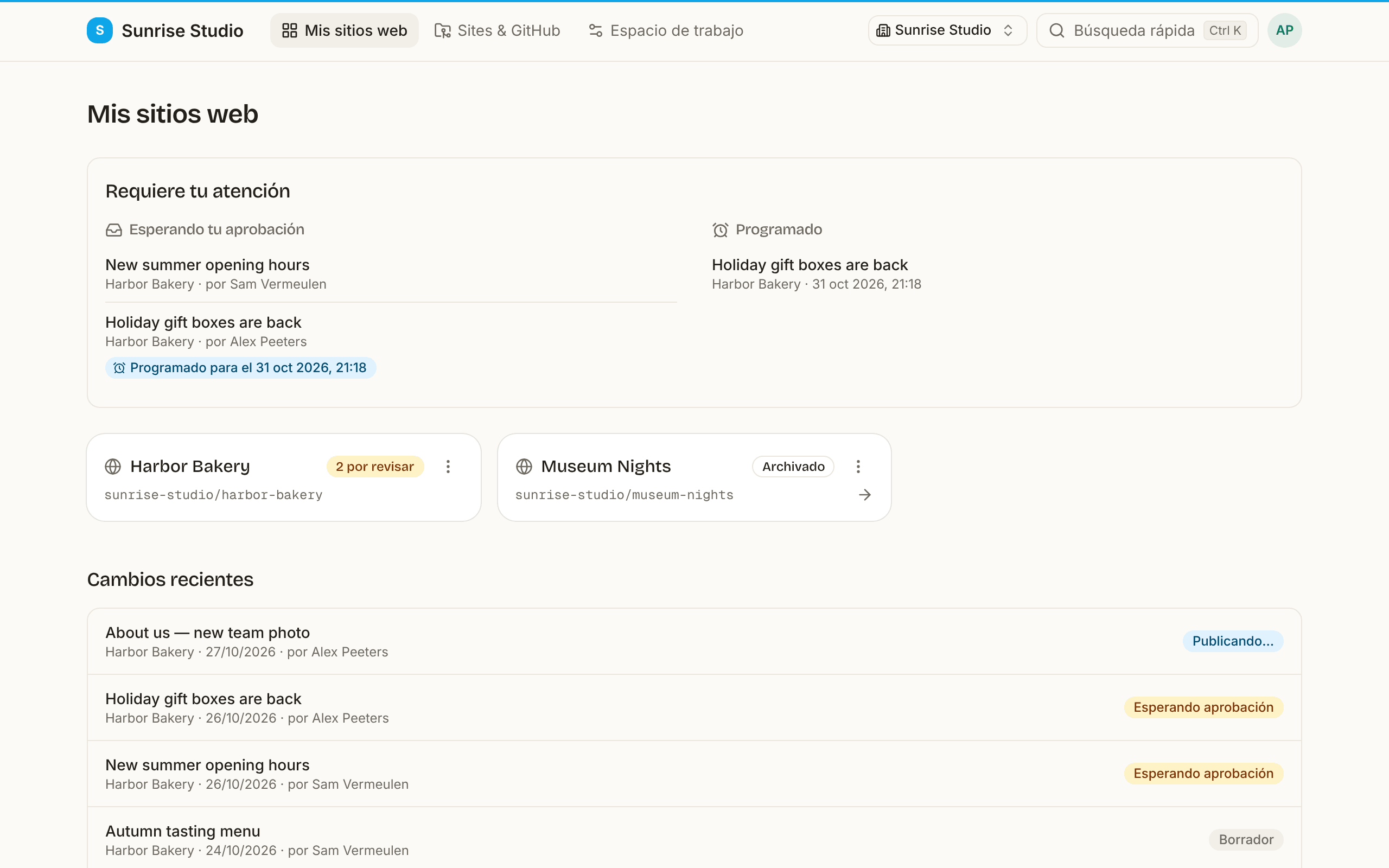 El panel de PullPress: un recuadro “Requiere tu atención” con un cambio esperando aprobación, tarjetas de sitios y una lista “Cambios recientes” con etiquetas de estado como Publicando…, Esperando aprobación, Borrador y Publicado