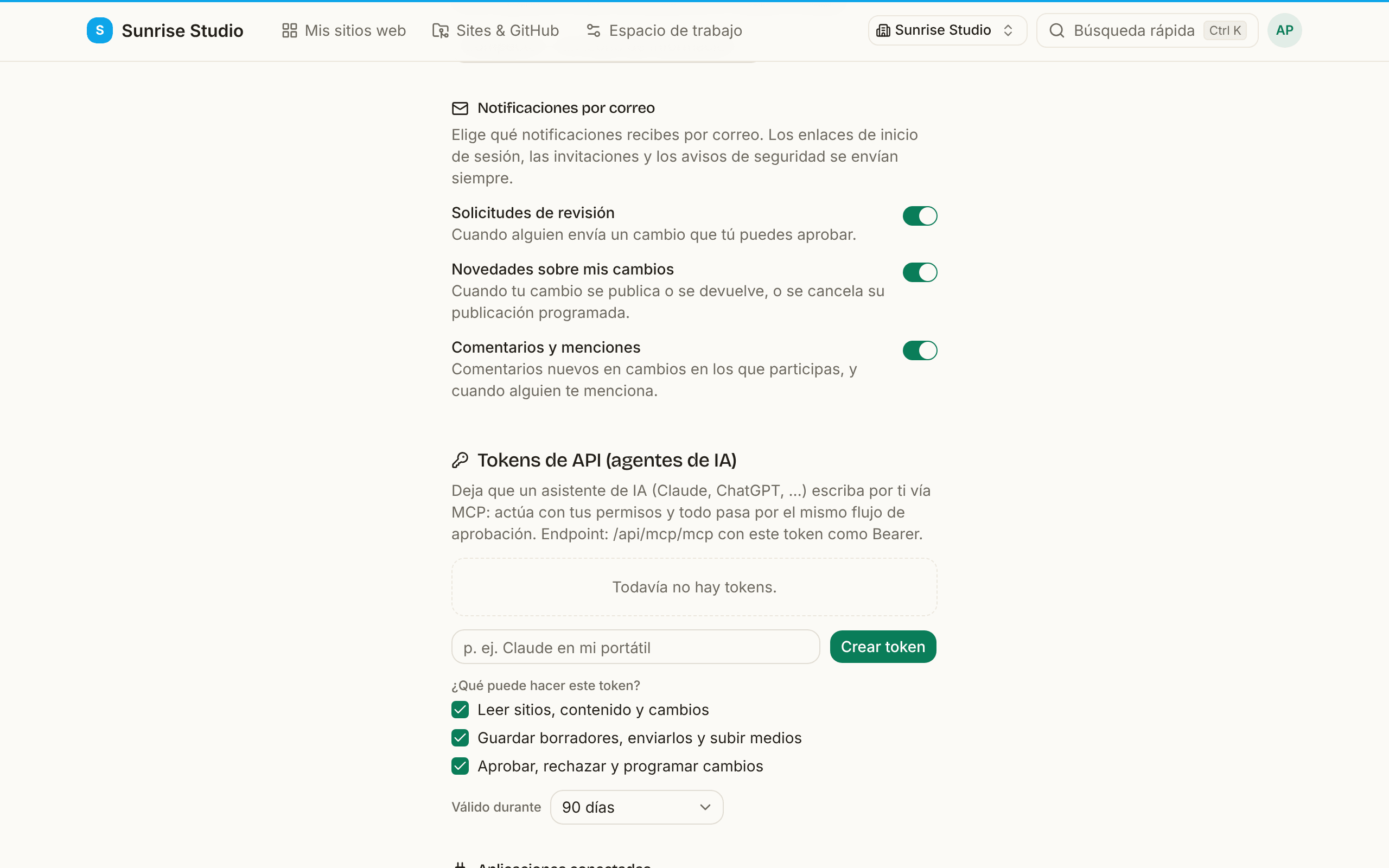 La sección Notificaciones por correo del perfil con tres interruptores activados: Solicitudes de revisión, Novedades sobre mis cambios y Comentarios y menciones, cada uno con una línea de explicación