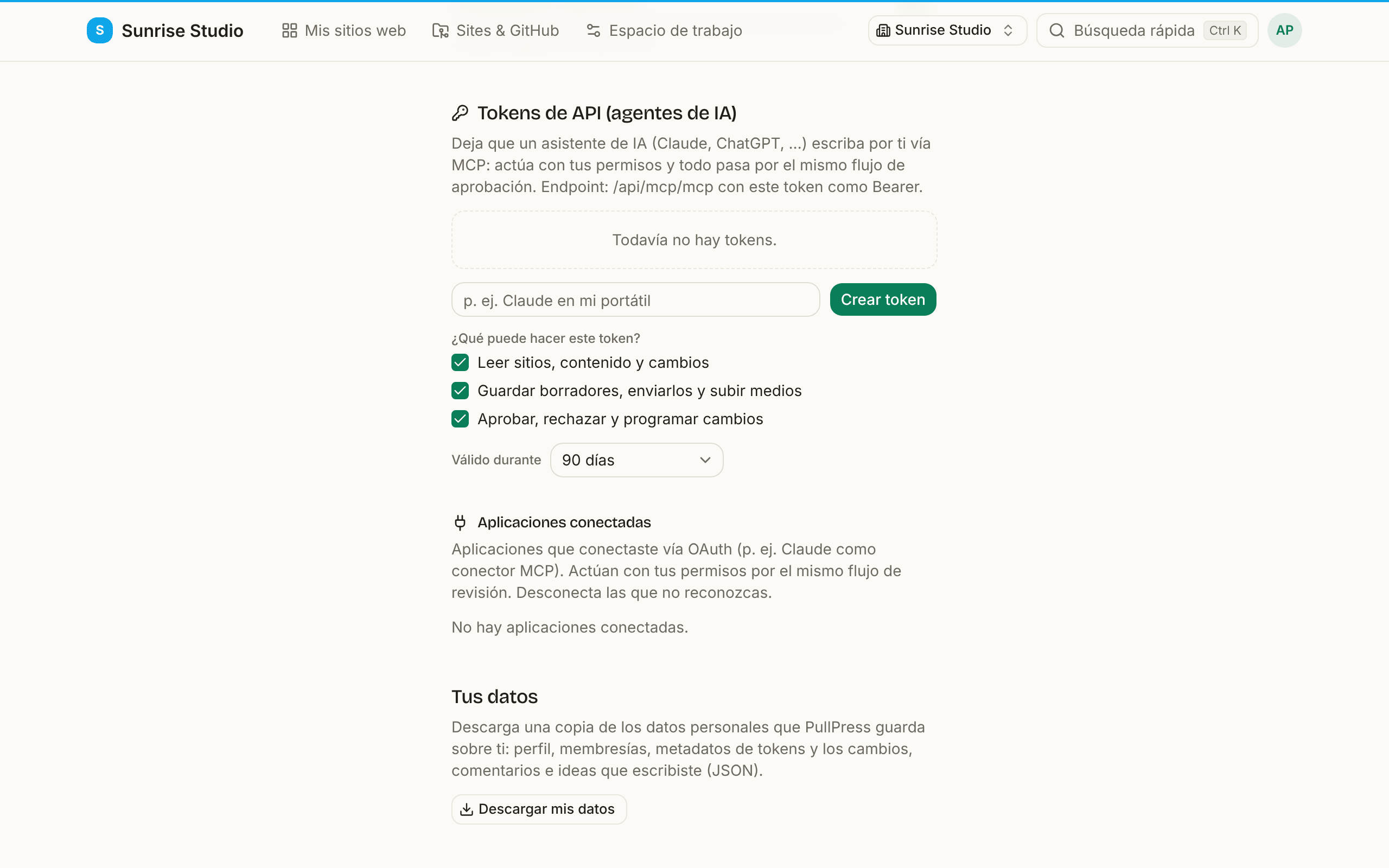 La sección Tokens de API (agentes de IA) del perfil: una explicación del endpoint MCP, una lista de tokens vacía, un campo de nombre con un botón Crear token, tres casillas de permisos (leer; guardar borradores, enviar y subir medios; aprobar, rechazar y programar), un menú Válido durante con 90 días y, debajo, la lista Aplicaciones conectadas
