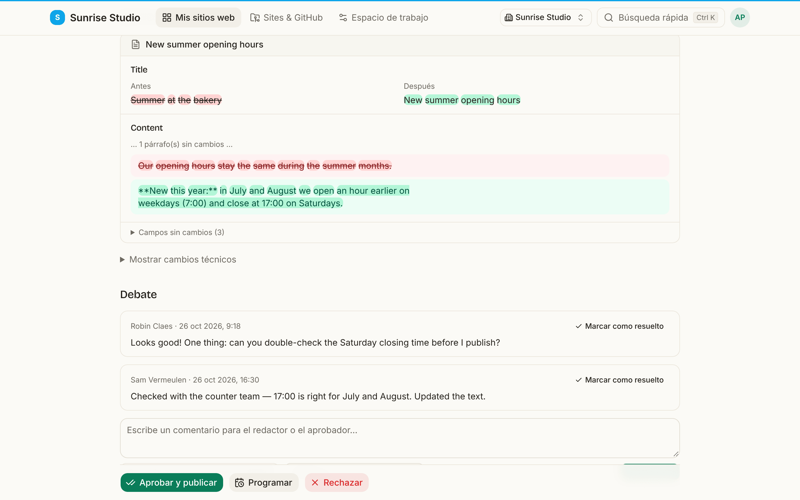 La sección Debate de una página de revisión: dos comentarios entre quien aprueba y el redactor, cada uno con un enlace Marcar como resuelto, y debajo un cuadro de comentario con la pista Escribe @ para mencionar a alguien, un desplegable Asignar a… y un botón Comentar
