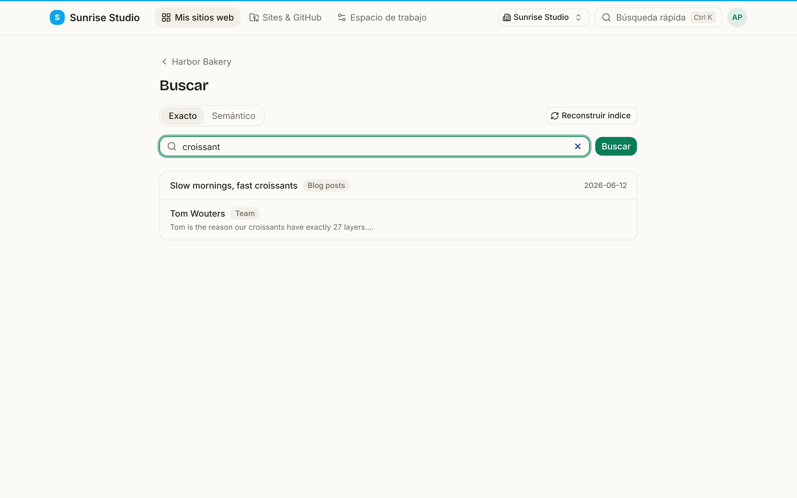 La página de búsqueda del sitio con el modo Exacto y la consulta “croissant”: dos resultados, una entrada de blog con su fecha y un miembro del equipo cuya biografía menciona los cruasanes, cada uno con el nombre de su colección