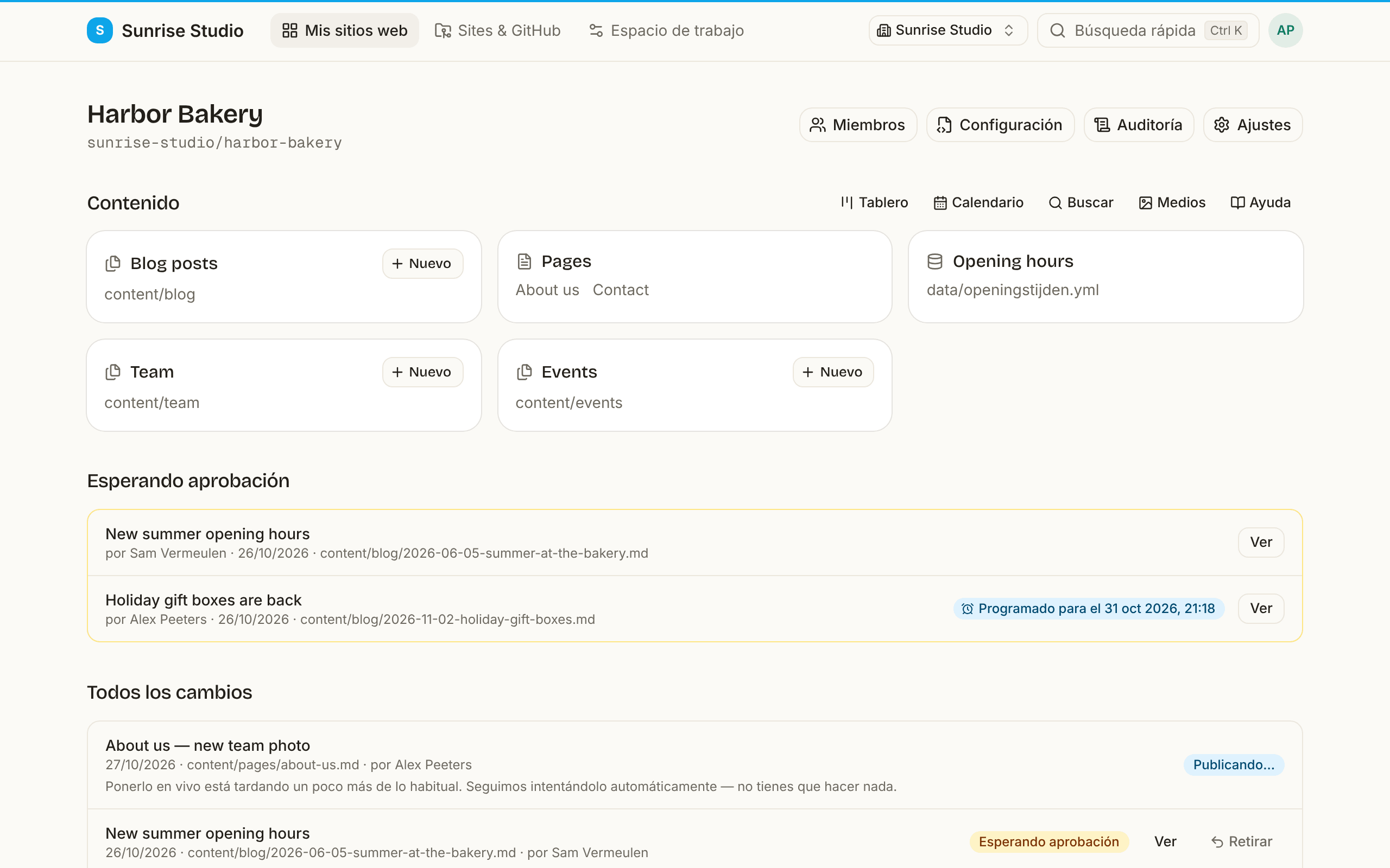 La página de un sitio en PullPress: tarjetas de las colecciones Blog posts, Pages, Opening hours, Team y Events, accesos rápidos a Tablero, Calendario, Buscar, Medios y Ayuda, y los cambios pendientes de aprobación