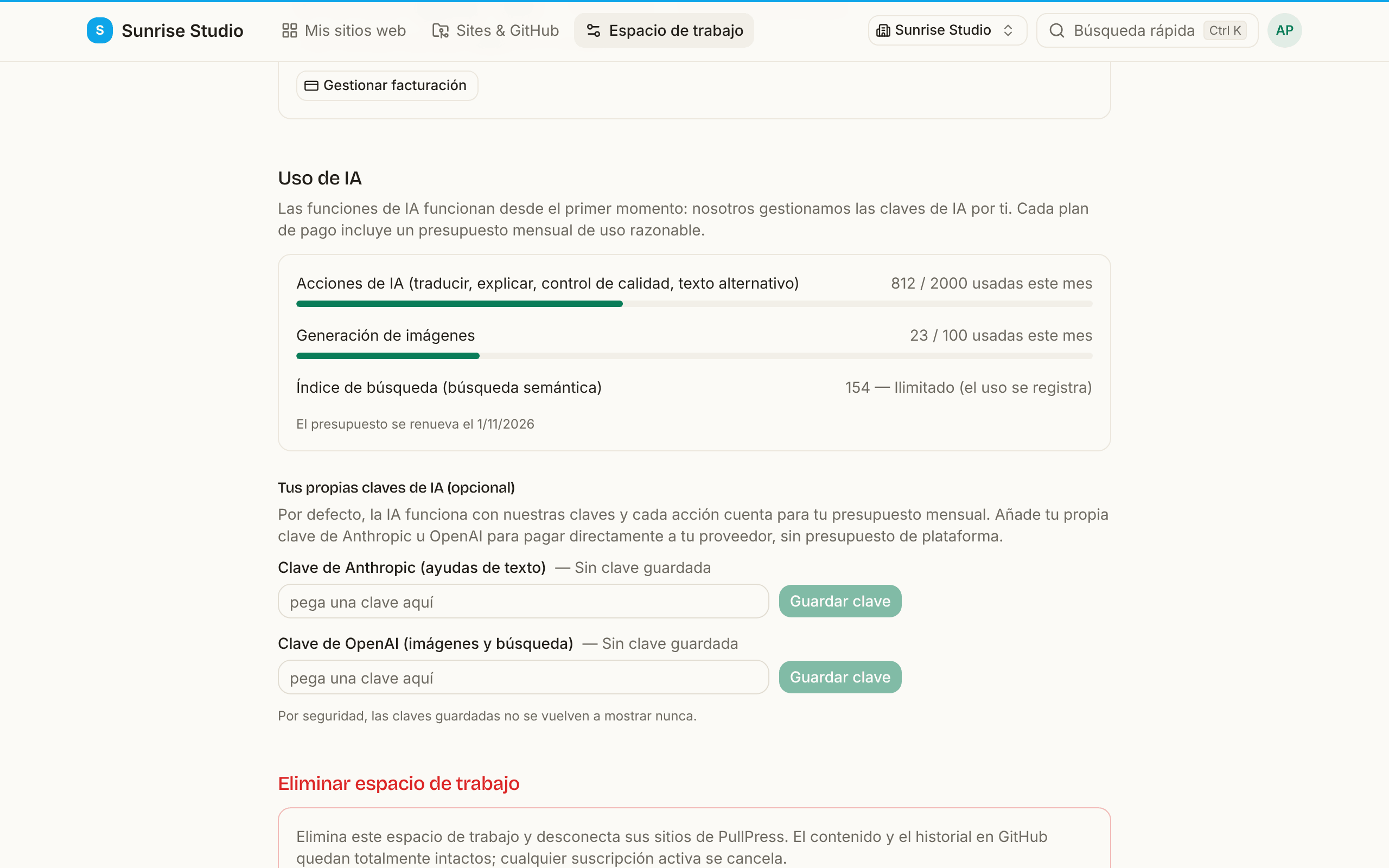 Ajustes del espacio de trabajo → Uso de IA: contadores de acciones de IA, generación de imágenes e índice de búsqueda frente al presupuesto mensual del plan, con campos para guardar tus propias claves de Anthropic y OpenAI