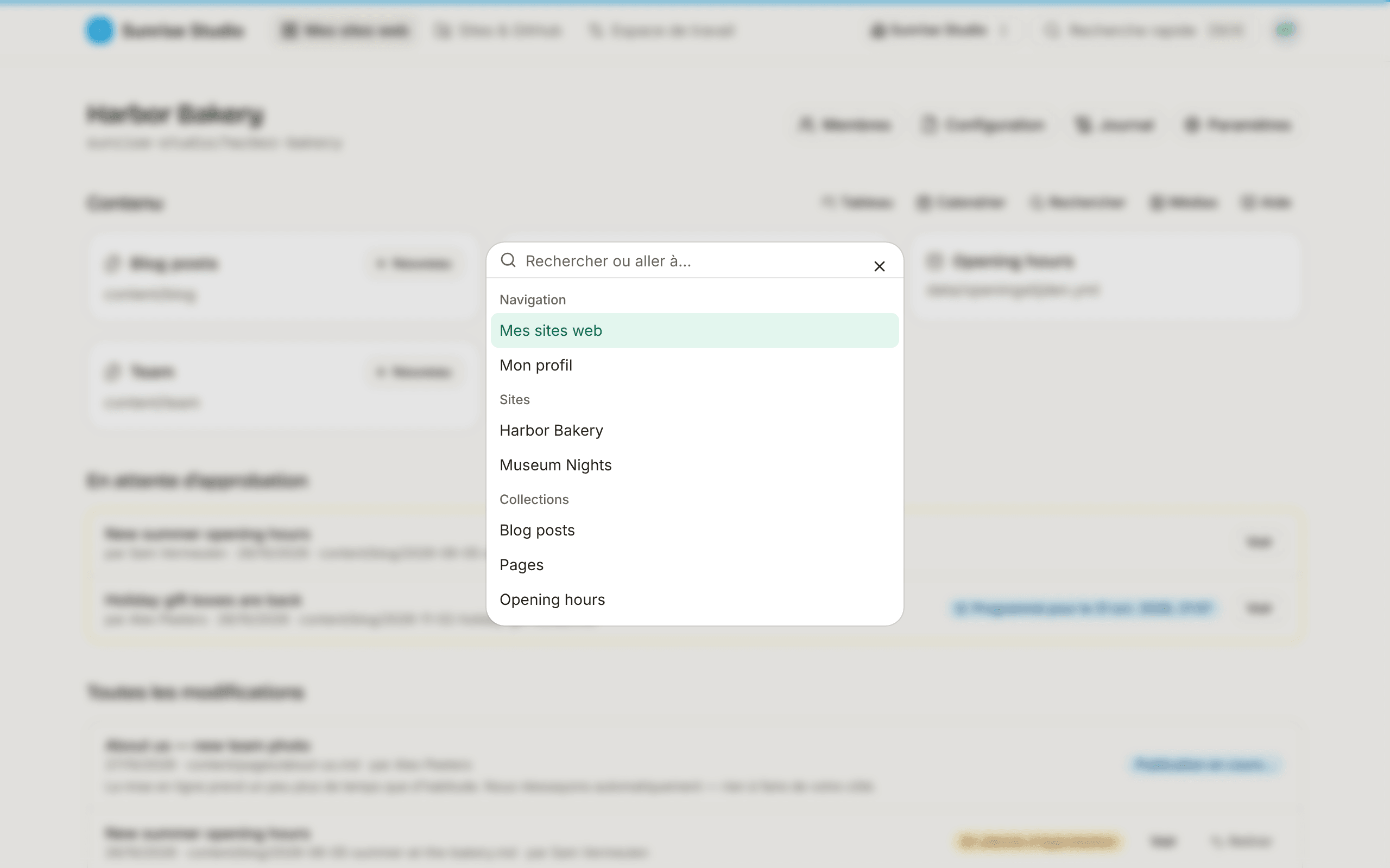 La palette de commandes au-dessus d’une page de site floutée : un champ « Rechercher ou aller à… » avec des groupes Navigation (Mes sites web, Mon profil), Sites et Collections