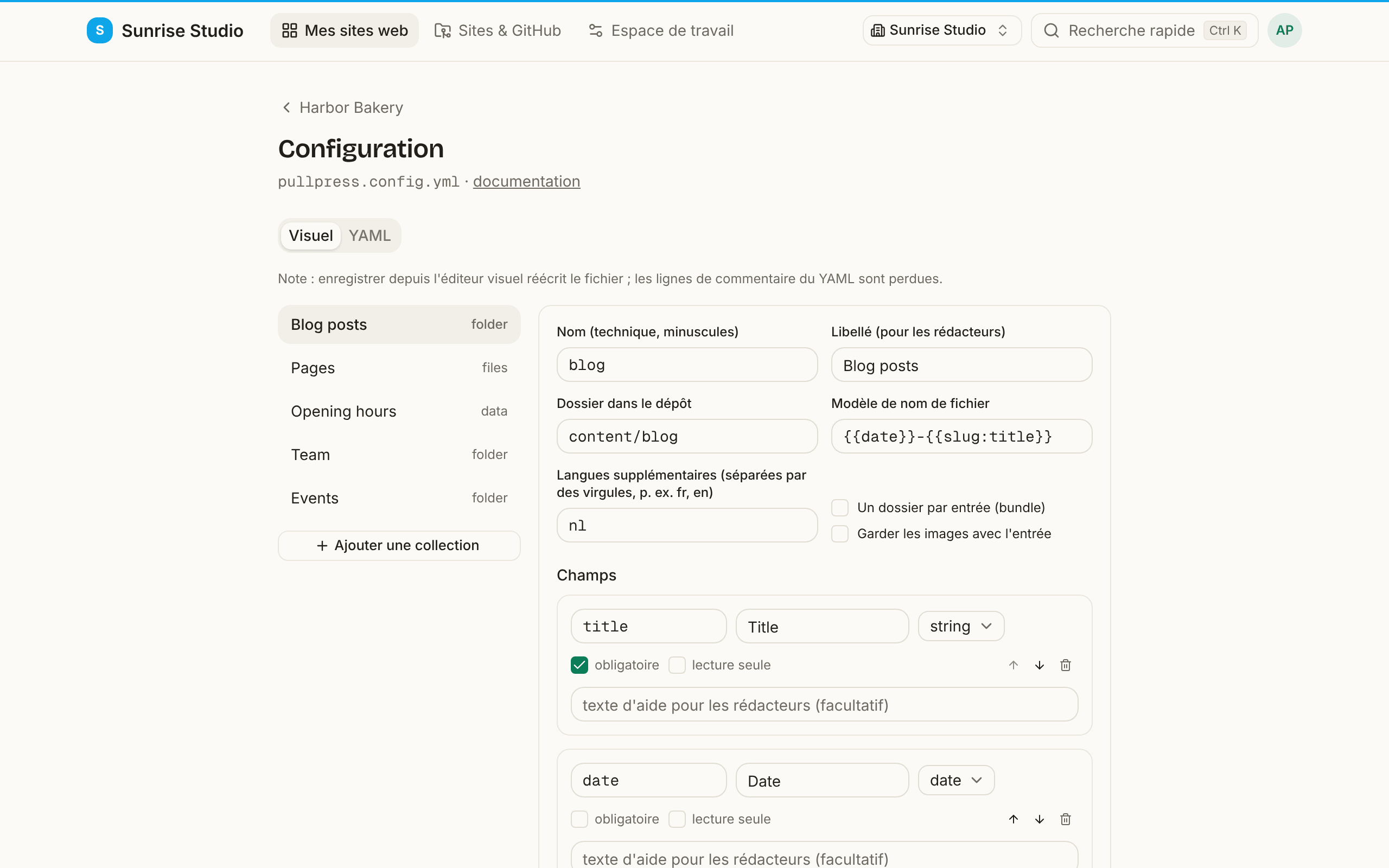 L’éditeur de configuration de l’application en mode visuel : onglets Visuel et YAML, les collections Blog posts, Pages et Opening hours dans une barre latérale, et le nom, le libellé, le dossier, le modèle de nom de fichier et la liste des champs de la collection choisie sous forme de formulaire
