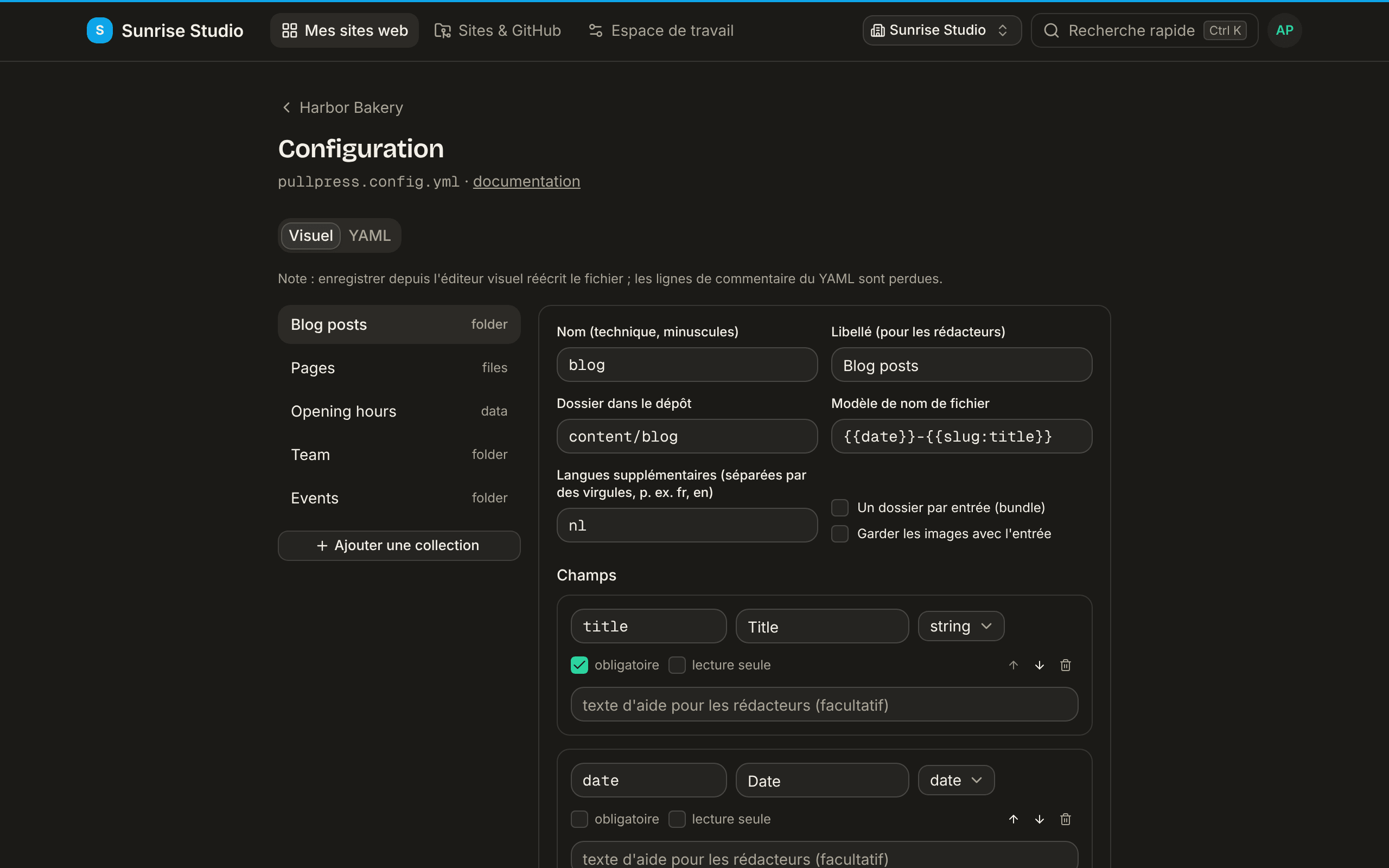 L’éditeur de configuration de l’application en mode visuel : onglets Visuel et YAML, les collections Blog posts, Pages et Opening hours dans une barre latérale, et le nom, le libellé, le dossier, le modèle de nom de fichier et la liste des champs de la collection choisie sous forme de formulaire