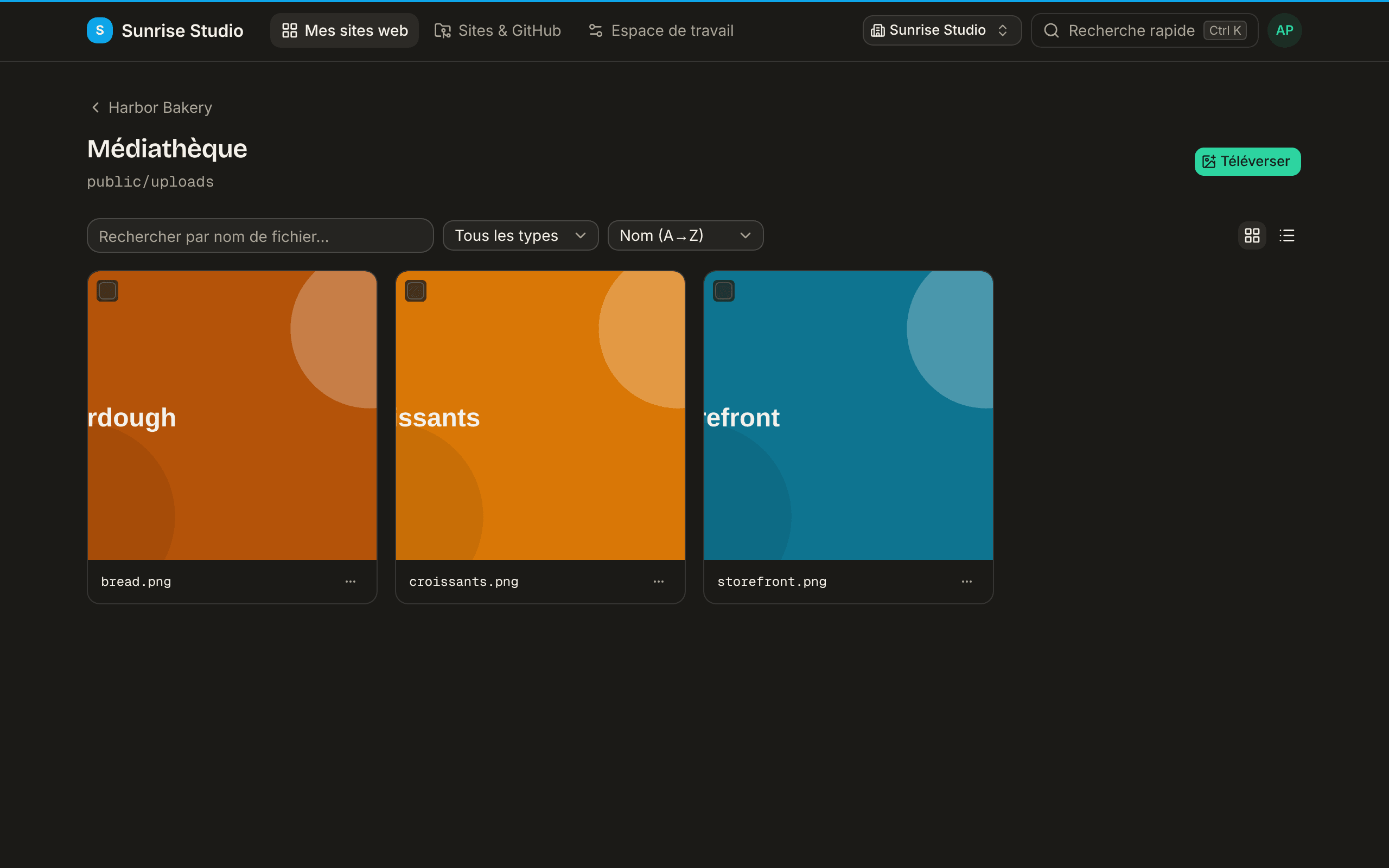 La Médiathèque d’un site affichant une grille d’images envoyées avec leurs noms de fichiers, un bouton Téléverser pour ajouter des photos, un champ de recherche, un filtre par type et un sélecteur de tri