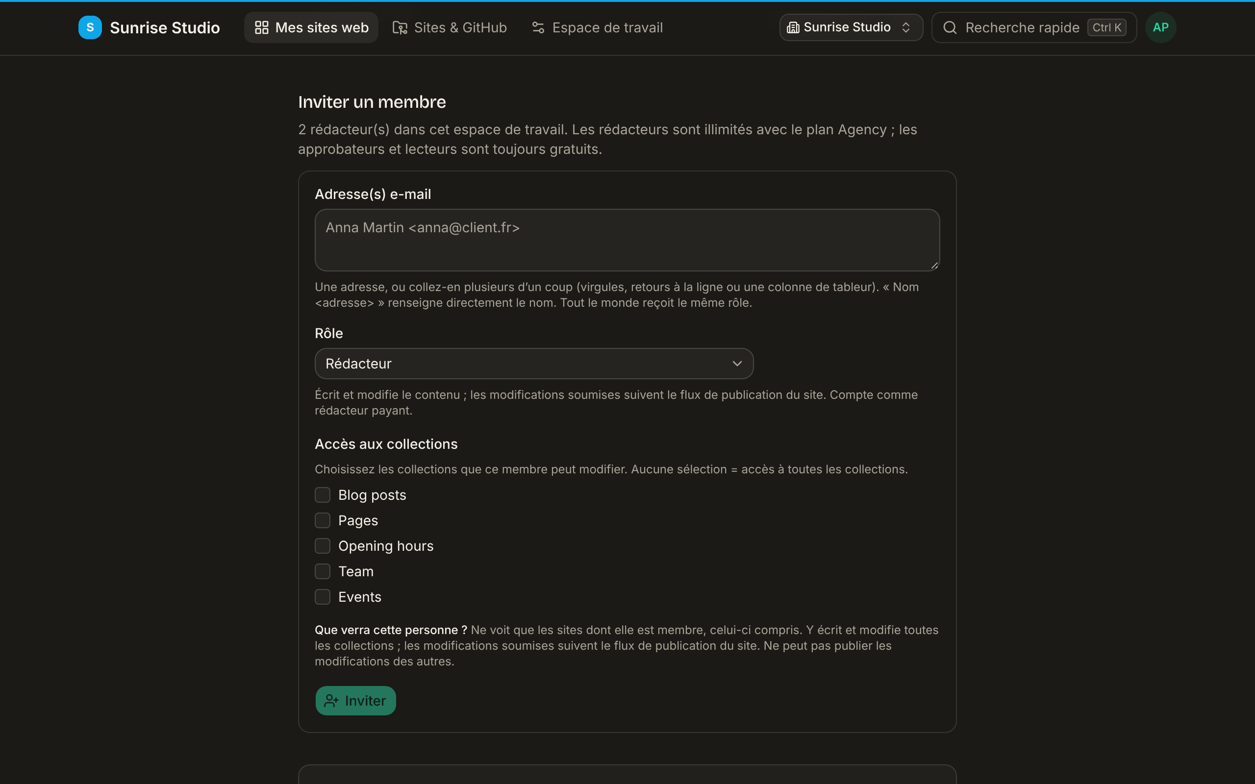 Le formulaire Inviter un membre sur la page Membres d’un site : un champ Adresse(s) e-mail qui accepte une ou plusieurs adresses, un menu Rôle réglé sur Rédacteur avec son explication, des cases Accès aux collections pour Blog posts, Pages, Opening hours, Team et Events, un résumé « Que verra cette personne ? » et un bouton d’invitation