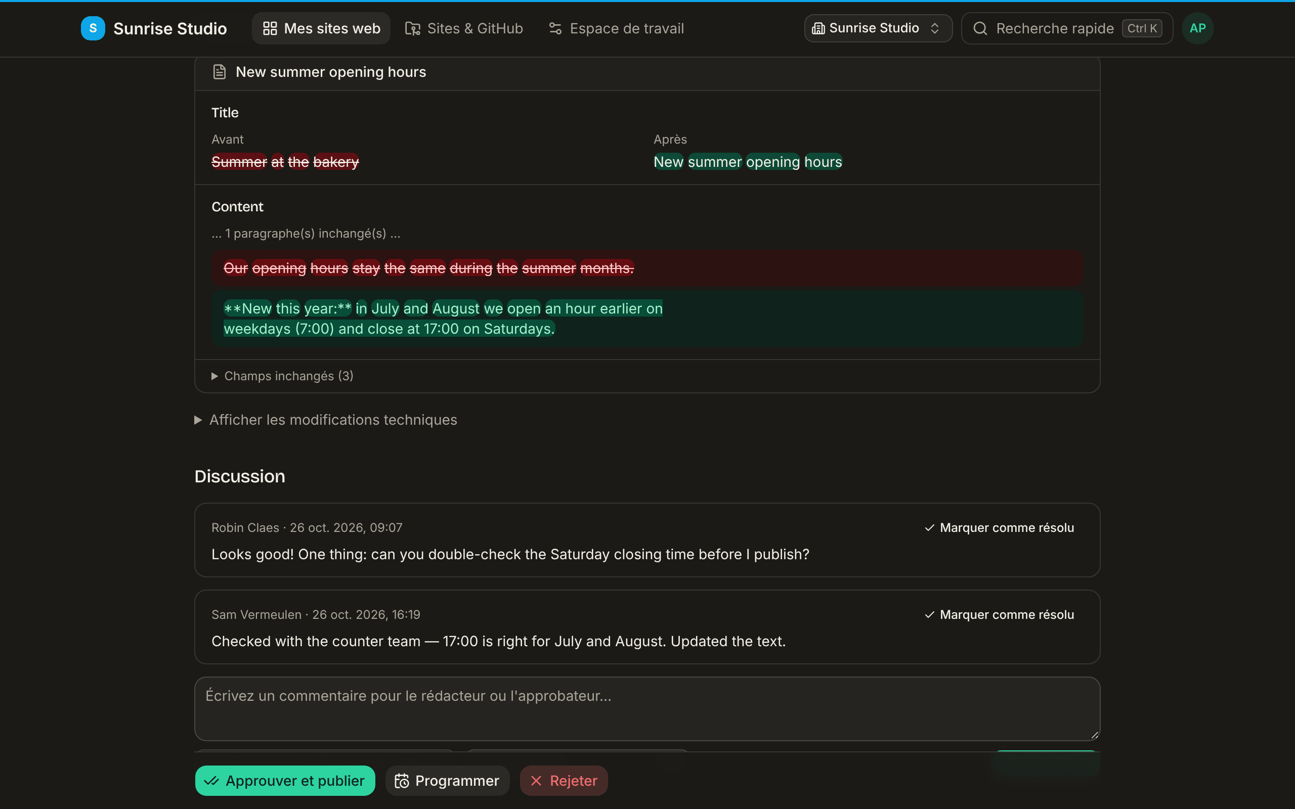 La section Discussion d’une page de relecture : deux commentaires entre l’approbateur et le rédacteur, chacun avec un lien Marquer comme résolu, et en dessous une zone de commentaire avec l’indication Tapez @ pour mentionner quelqu’un, une liste Assigner à… et un bouton Commenter