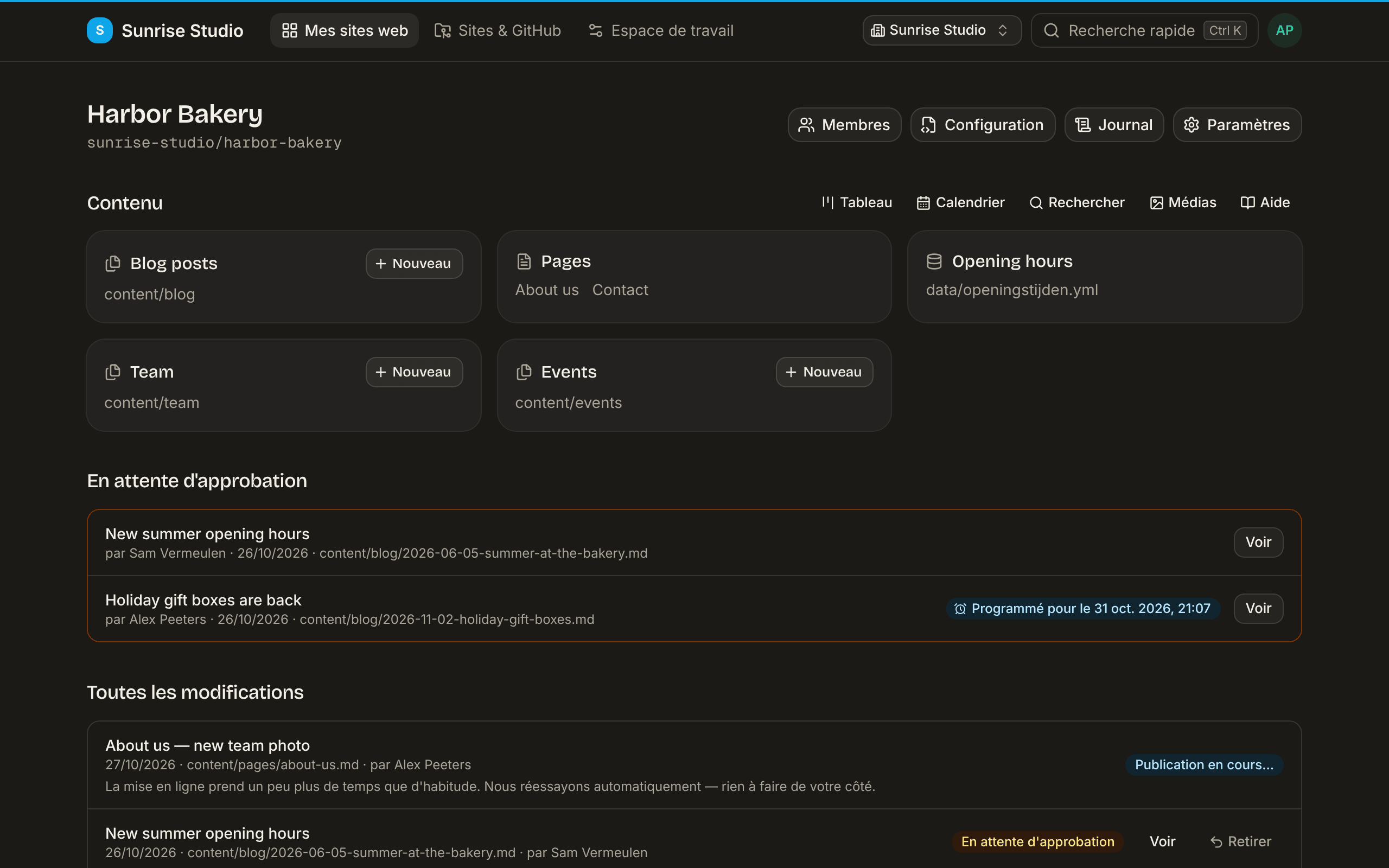 La page d’un site dans PullPress : les cartes des collections Blog posts, Pages, Opening hours, Team et Events, des raccourcis vers Tableau, Calendrier, Recherche, Médias et Aide, et les modifications en attente d’approbation