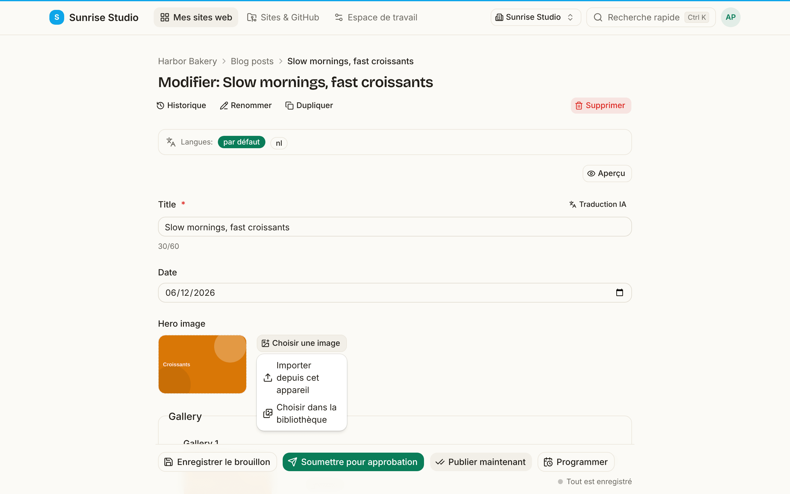 Le champ Hero image avec une miniature de croissant et un menu ouvert sous Choisir une image, proposant Importer depuis cet appareil et Choisir dans la bibliothèque