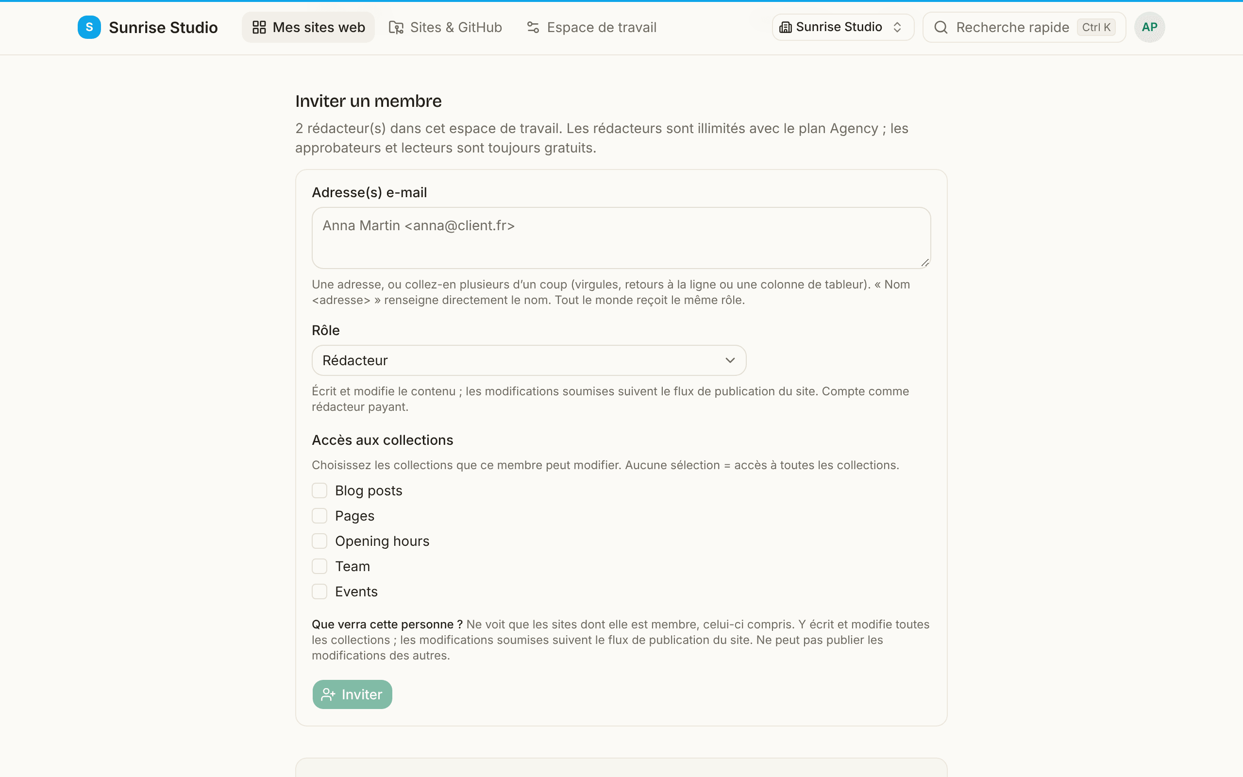Le formulaire Inviter un membre sur la page Membres d’un site : un champ Adresse(s) e-mail qui accepte une ou plusieurs adresses, un menu Rôle réglé sur Rédacteur avec son explication, des cases Accès aux collections pour Blog posts, Pages, Opening hours, Team et Events, un résumé « Que verra cette personne ? » et un bouton d’invitation