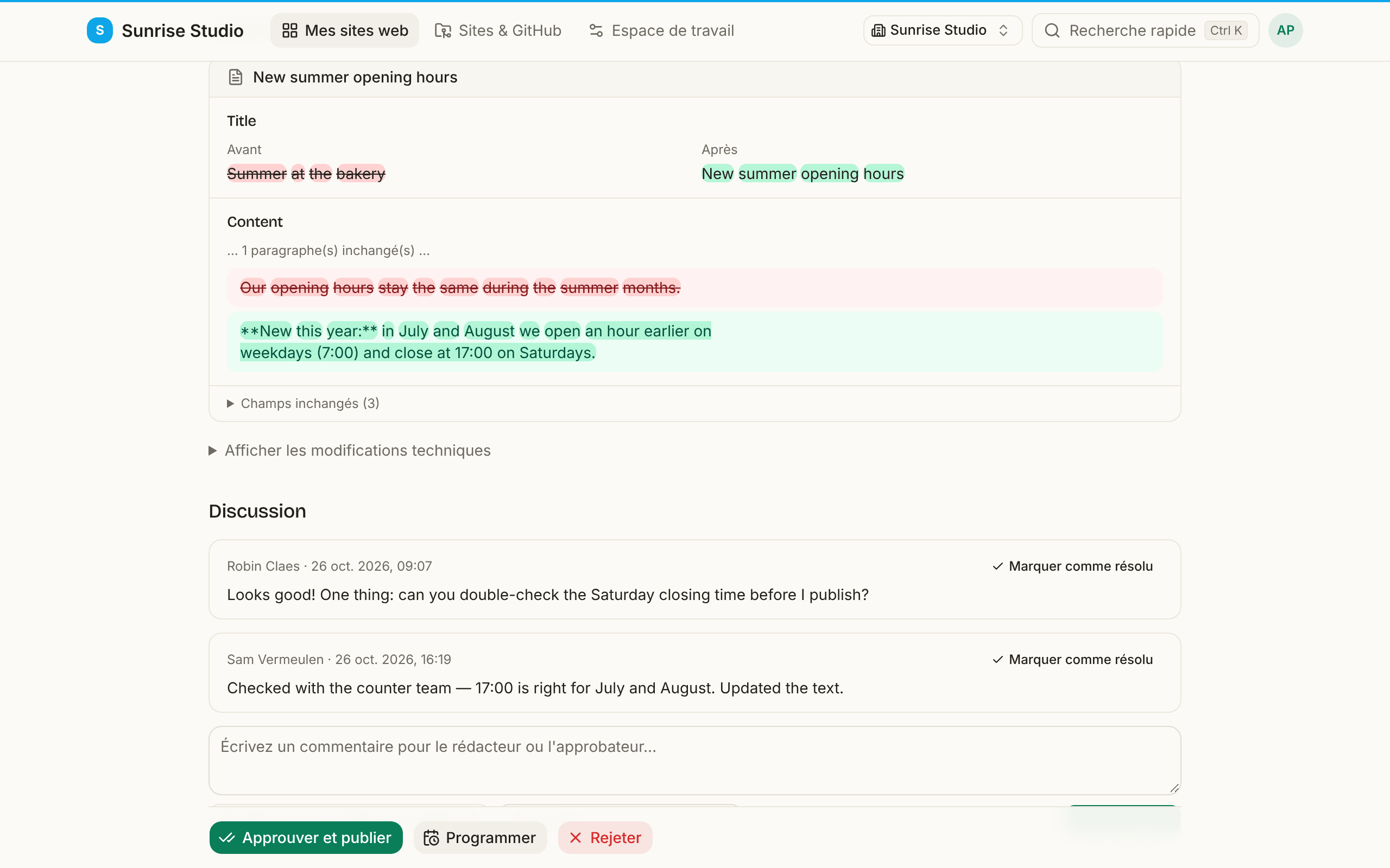 La section Discussion d’une page de relecture : deux commentaires entre l’approbateur et le rédacteur, chacun avec un lien Marquer comme résolu, et en dessous une zone de commentaire avec l’indication Tapez @ pour mentionner quelqu’un, une liste Assigner à… et un bouton Commenter