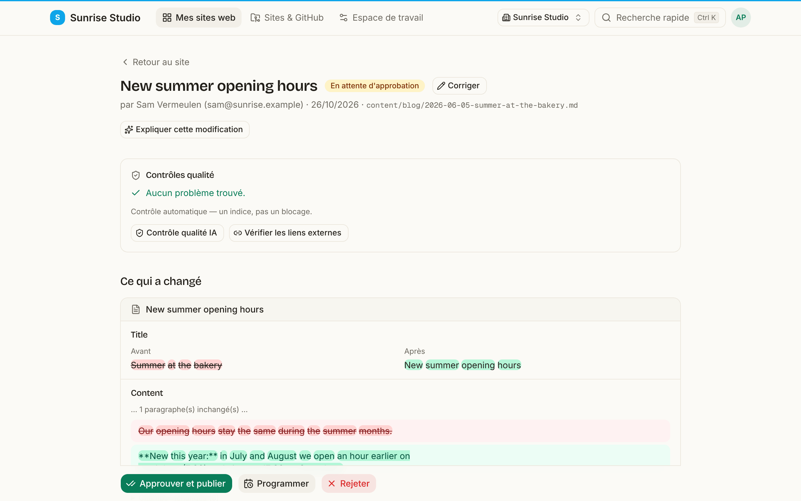 La page de relecture d’une modification en attente d’approbation : des contrôles qualité sans problème, une section Ce qui a changé listant chaque champ modifié par son nom avec l’ancienne et la nouvelle valeur et les mots modifiés surlignés, et en bas les boutons Approuver et publier, Programmer et Rejeter