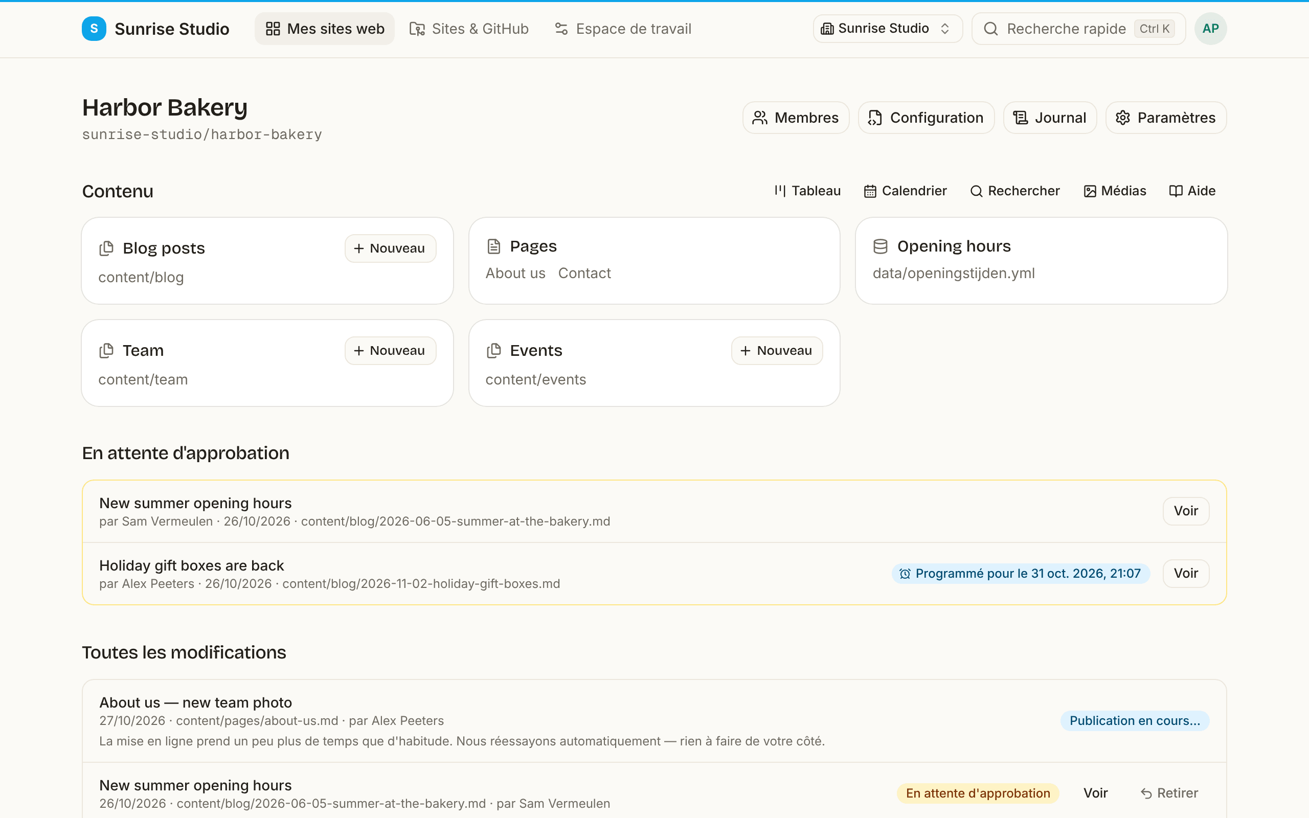 La page d’un site dans PullPress : les cartes des collections Blog posts, Pages, Opening hours, Team et Events, des raccourcis vers Tableau, Calendrier, Recherche, Médias et Aide, et les modifications en attente d’approbation