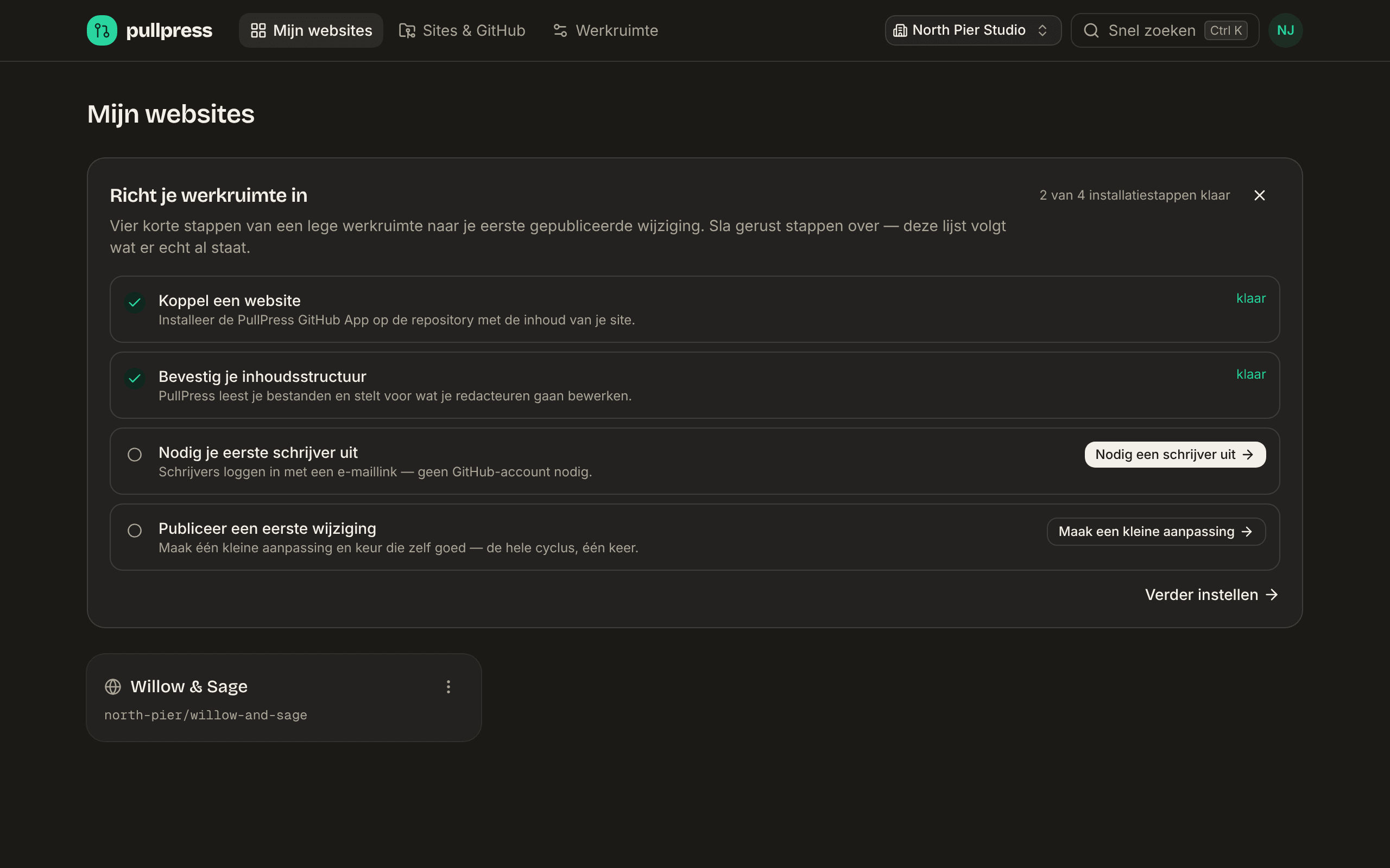 De checklist “Richt je werkruimte in” op het dashboard met 2 van 4 stappen klaar: Koppel een website en Bevestig je inhoudsstructuur zijn afgevinkt, Nodig je eerste schrijver uit en Publiceer een eerste wijziging staan nog open