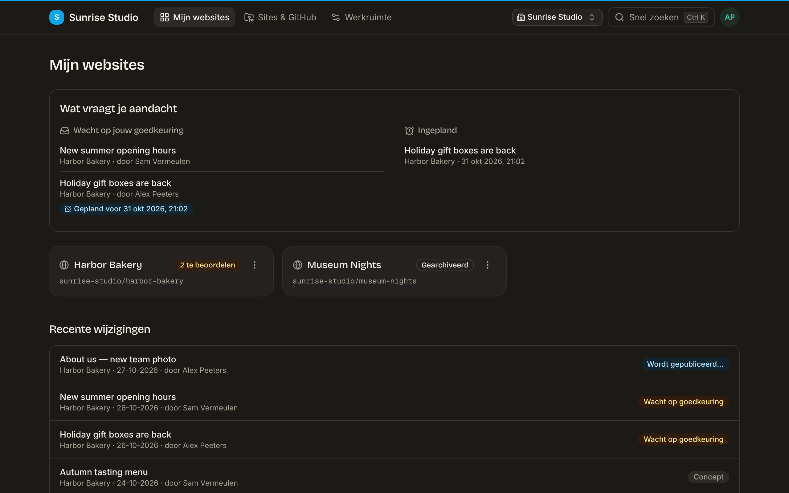 Het dashboard van PullPress: een paneel “Wat vraagt je aandacht” met een wijziging die op goedkeuring wacht, kaarten per site en een lijst “Recente wijzigingen” met statuslabels zoals Wordt gepubliceerd…, Wacht op goedkeuring, Concept en Gepubliceerd