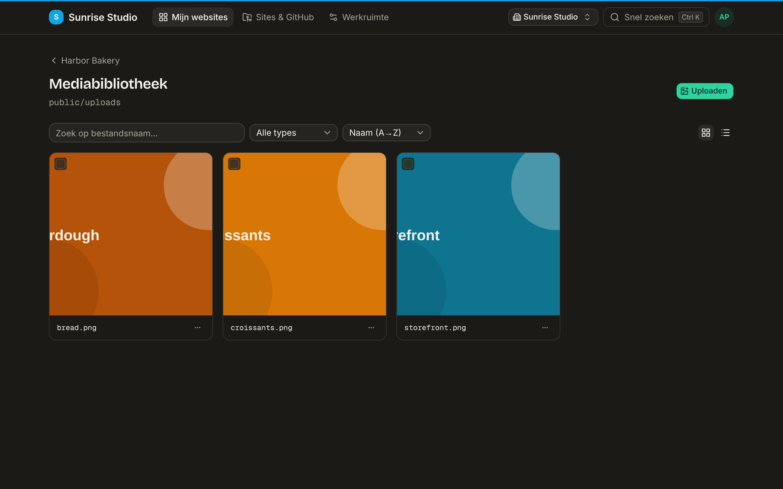 De Mediabibliotheek van een site met een raster van geüploade afbeeldingen en hun bestandsnamen, een knop Uploaden om foto’s toe te voegen, een zoekveld, een filter op type en een sorteerkeuze