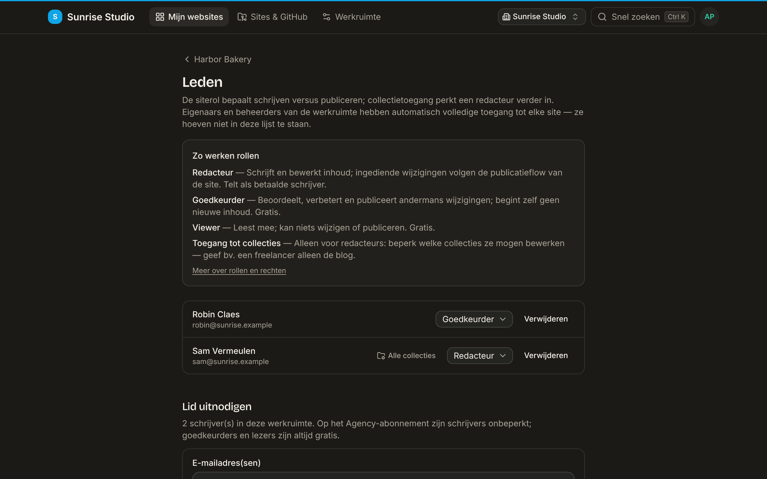 De pagina Leden van een site: een uitleg “Zo werken rollen” voor Redacteur, Goedkeurder en Viewer met toegang per collectie, de huidige leden met een keuzelijst voor hun rol, en het uitnodigingsformulier met het aantal schrijvers