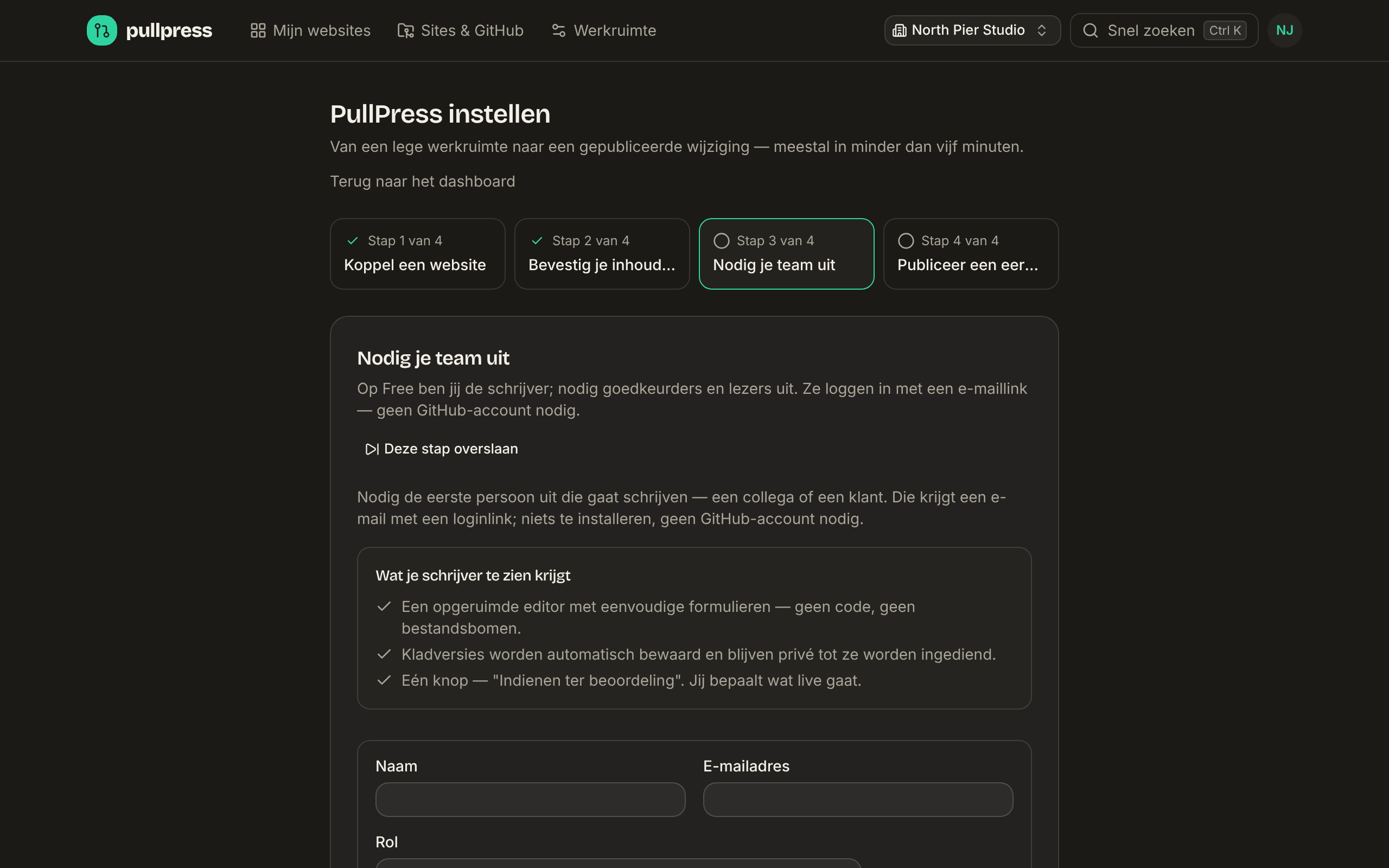 De wizard “PullPress instellen” op stap 3 van 4, Nodig je eerste schrijver uit: een formulier met naam, e-mailadres en rol, een uitleg “Wat je schrijver te zien krijgt” en een link Deze stap overslaan