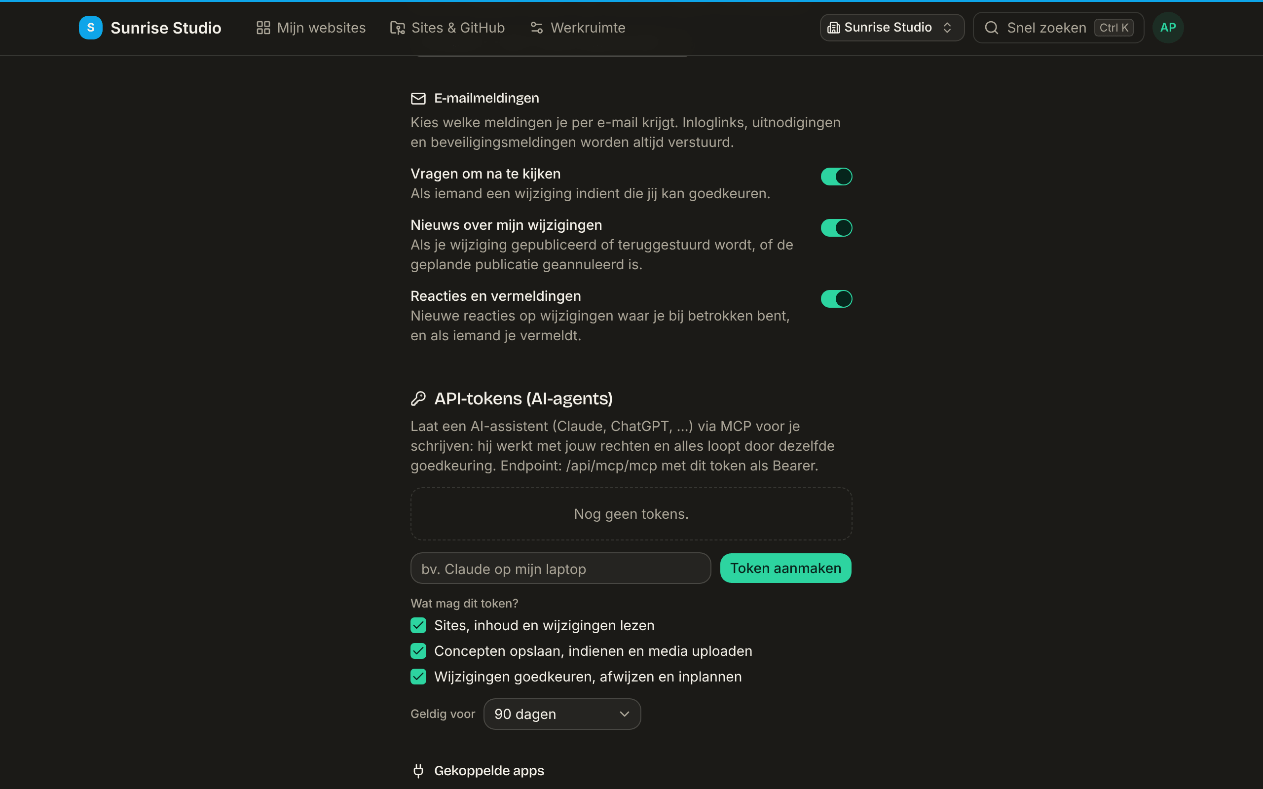 Het onderdeel E-mailmeldingen van het profiel met drie schakelaars, allemaal aan: Vragen om na te kijken, Nieuws over mijn wijzigingen, en Reacties en vermeldingen, elk met een korte uitleg
