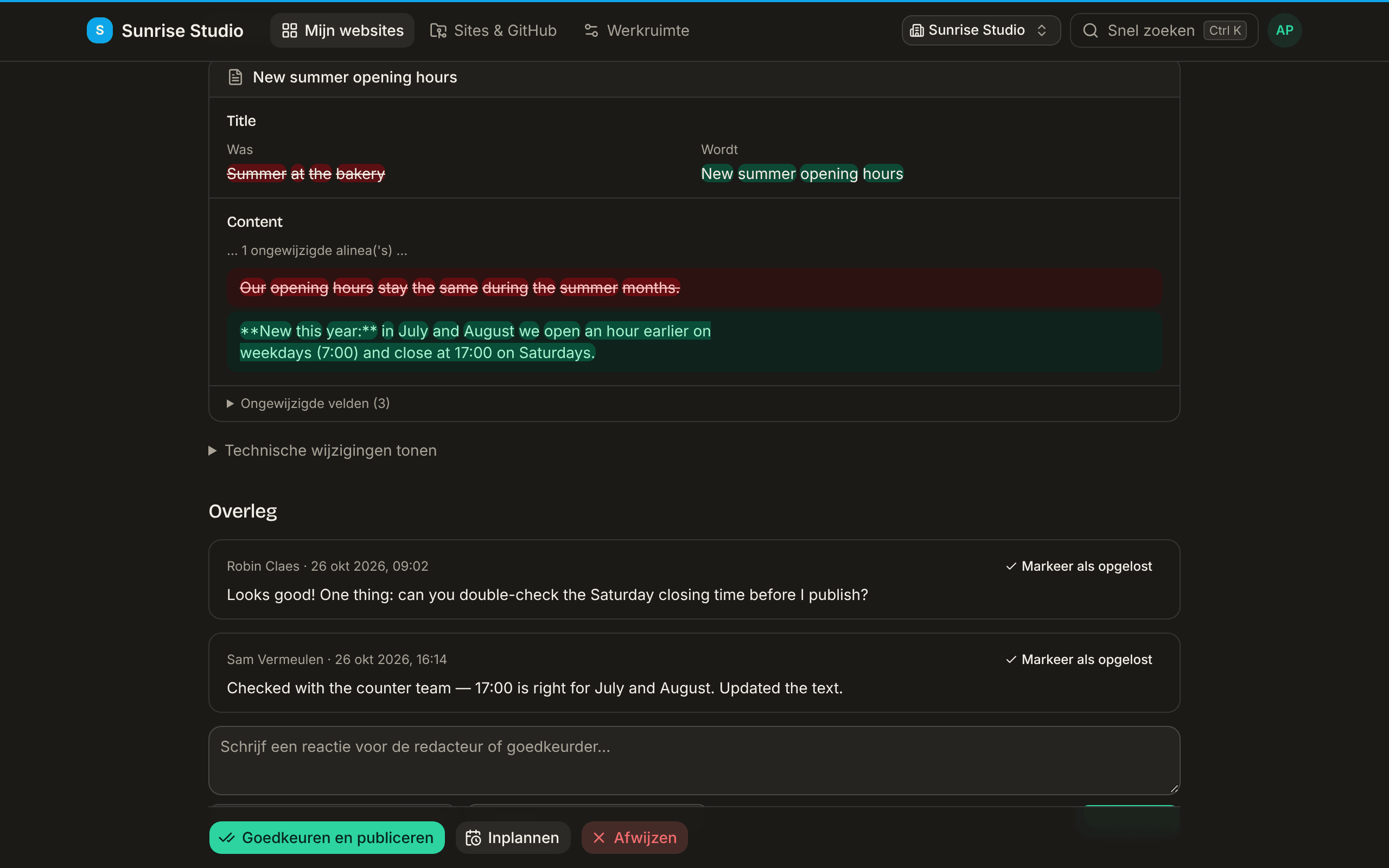 Het onderdeel Overleg van een nakijkpagina: twee reacties tussen de goedkeurder en de schrijver, elk met een link Markeer als opgelost, en eronder een reactievak met de hint Typ @ om iemand te vermelden, een keuzelijst Toewijzen aan… en een knop Reageren