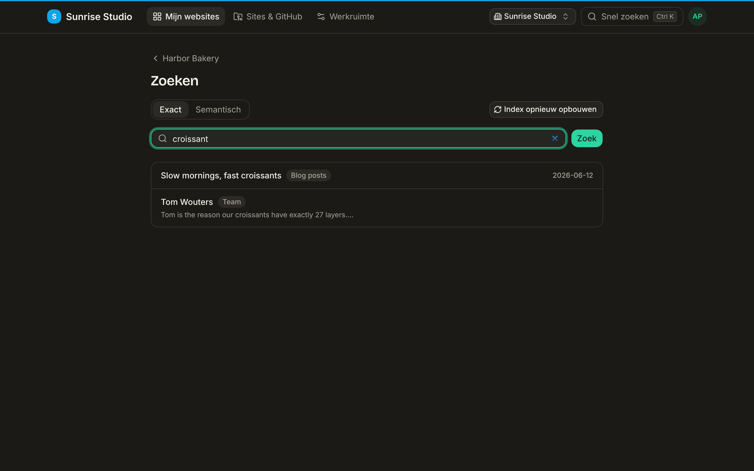 De zoekpagina van een site met de modus Exact gekozen en de zoekterm “croissant”: twee resultaten, een blogbericht met zijn datum en een teamlid wiens bio croissants noemt, elk met de naam van de collectie