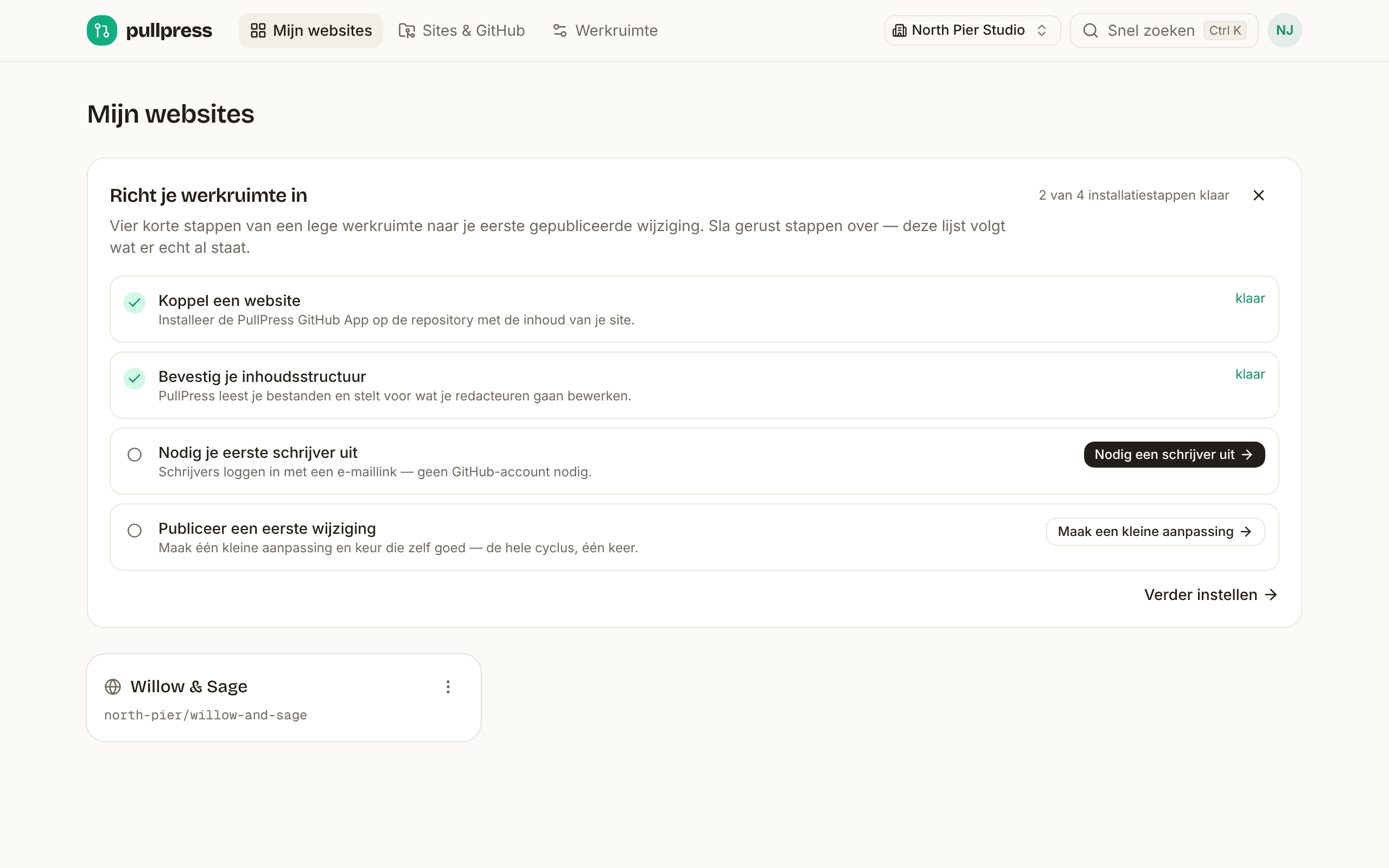 De checklist “Richt je werkruimte in” op het dashboard met 2 van 4 stappen klaar: Koppel een website en Bevestig je inhoudsstructuur zijn afgevinkt, Nodig je eerste schrijver uit en Publiceer een eerste wijziging staan nog open