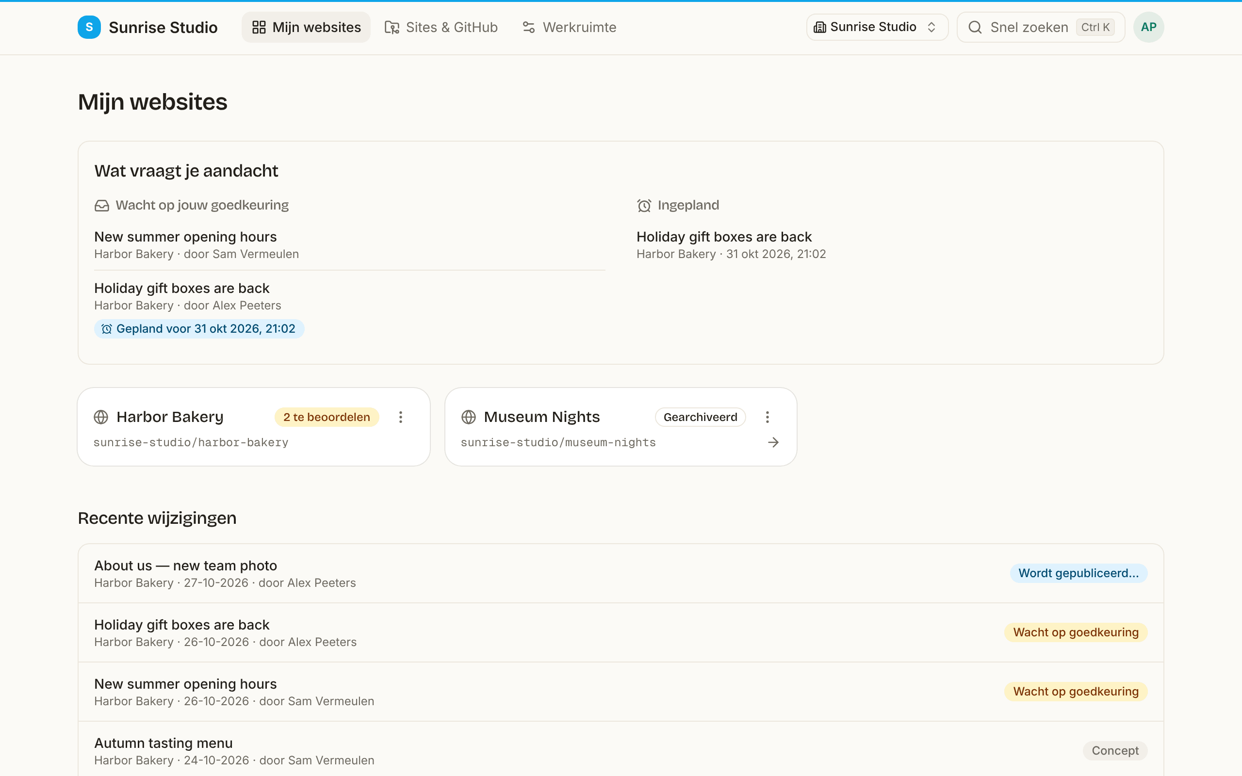 Het dashboard van PullPress: een paneel “Wat vraagt je aandacht” met een wijziging die op goedkeuring wacht, kaarten per site en een lijst “Recente wijzigingen” met statuslabels zoals Wordt gepubliceerd…, Wacht op goedkeuring, Concept en Gepubliceerd