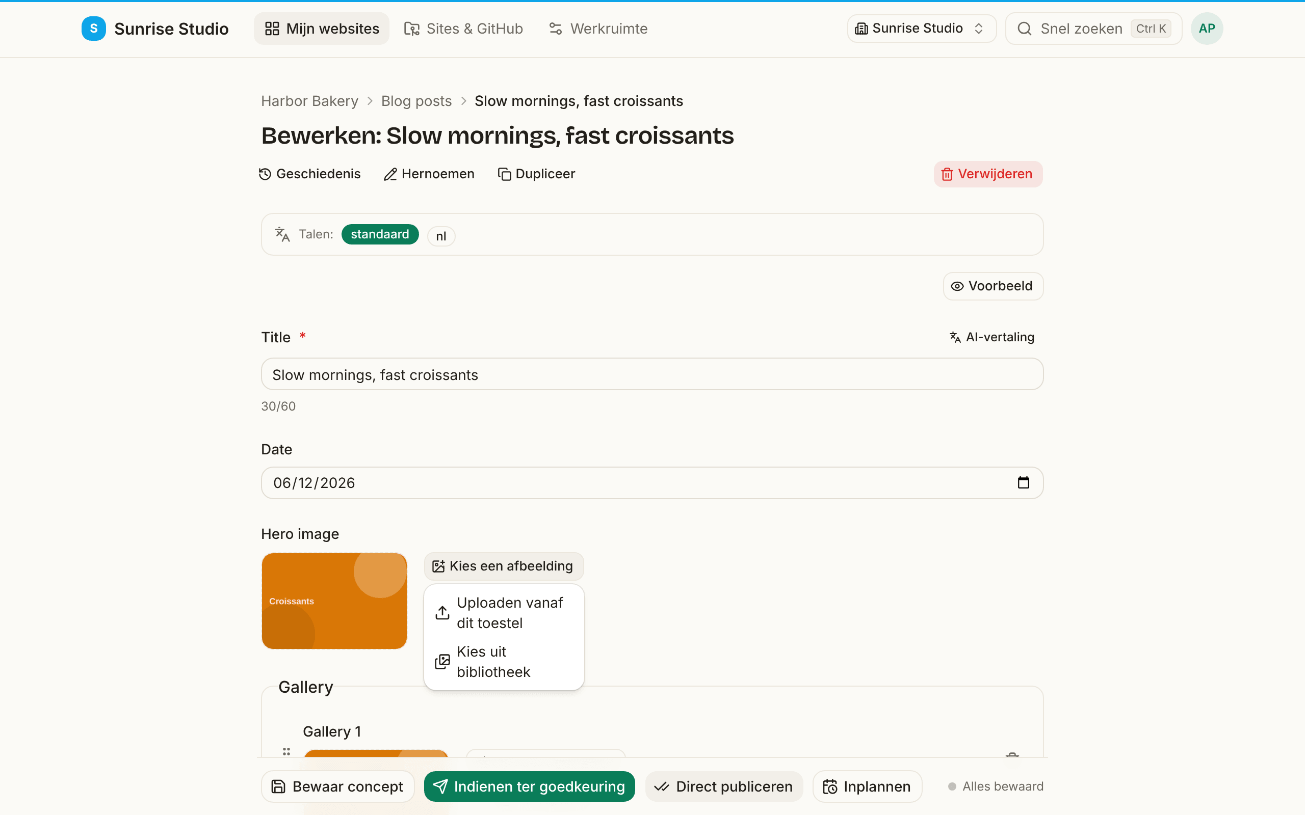 Het veld Hero image met een miniatuur van een croissant en een geopend menu onder Kies een afbeelding met Uploaden vanaf dit toestel en Kies uit bibliotheek