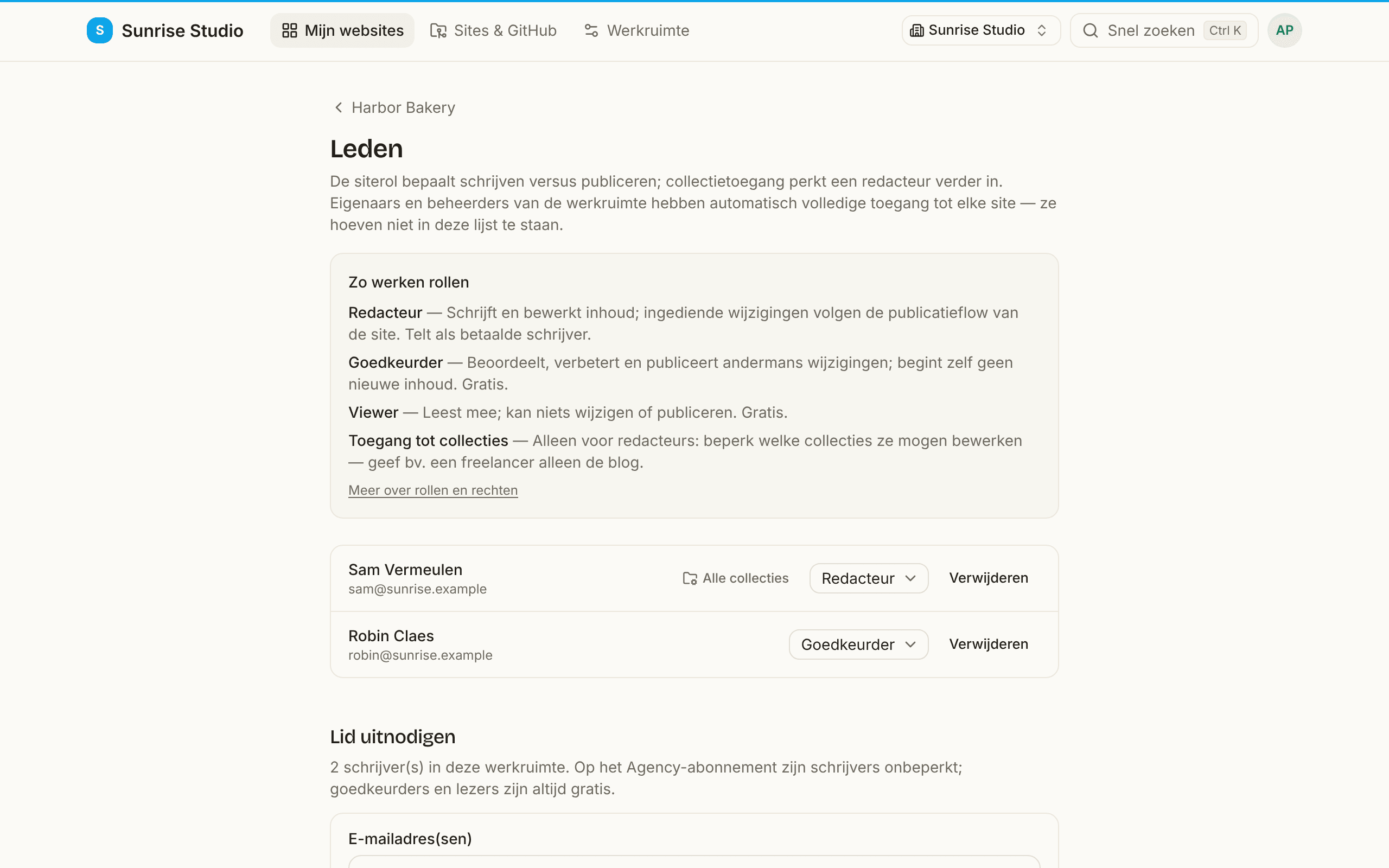De pagina Leden van een site: een uitleg “Zo werken rollen” voor Redacteur, Goedkeurder en Viewer met toegang per collectie, de huidige leden met een keuzelijst voor hun rol, en het uitnodigingsformulier met het aantal schrijvers
