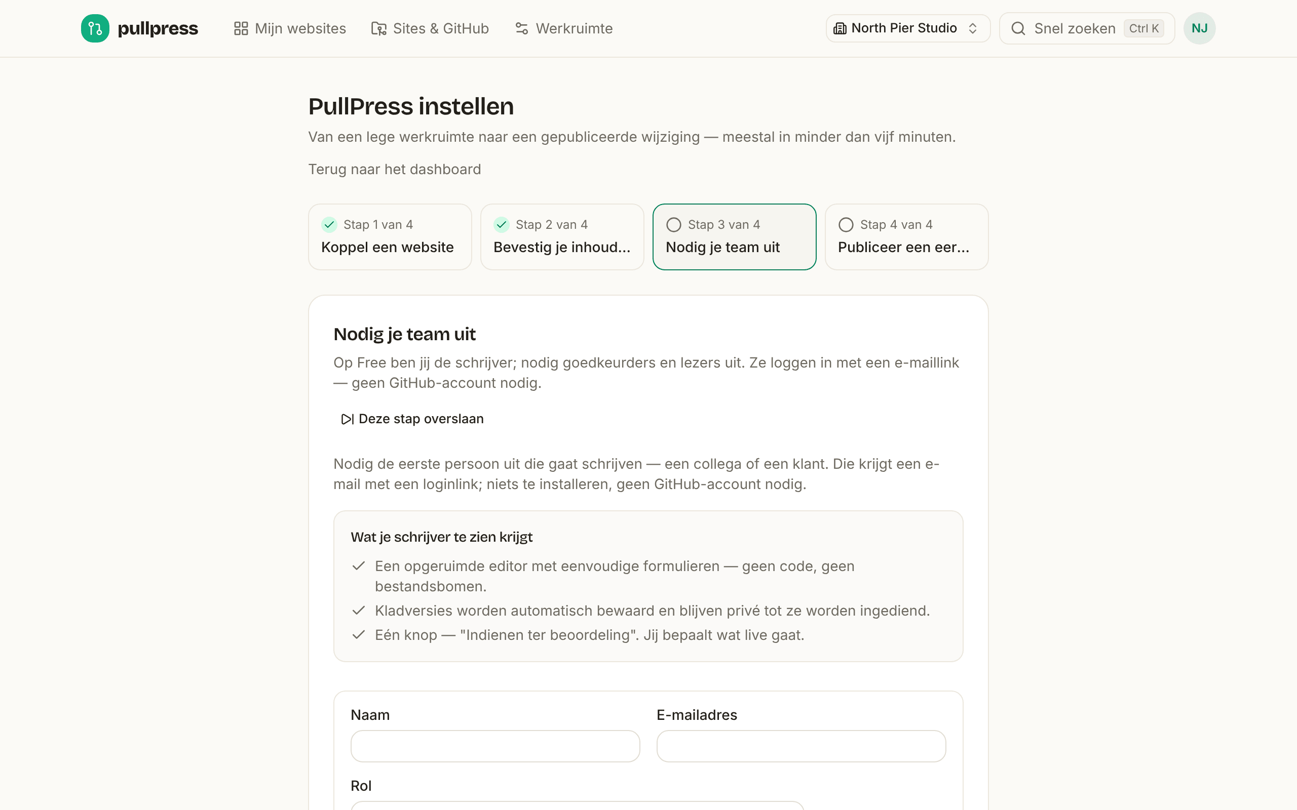 De wizard “PullPress instellen” op stap 3 van 4, Nodig je eerste schrijver uit: een formulier met naam, e-mailadres en rol, een uitleg “Wat je schrijver te zien krijgt” en een link Deze stap overslaan