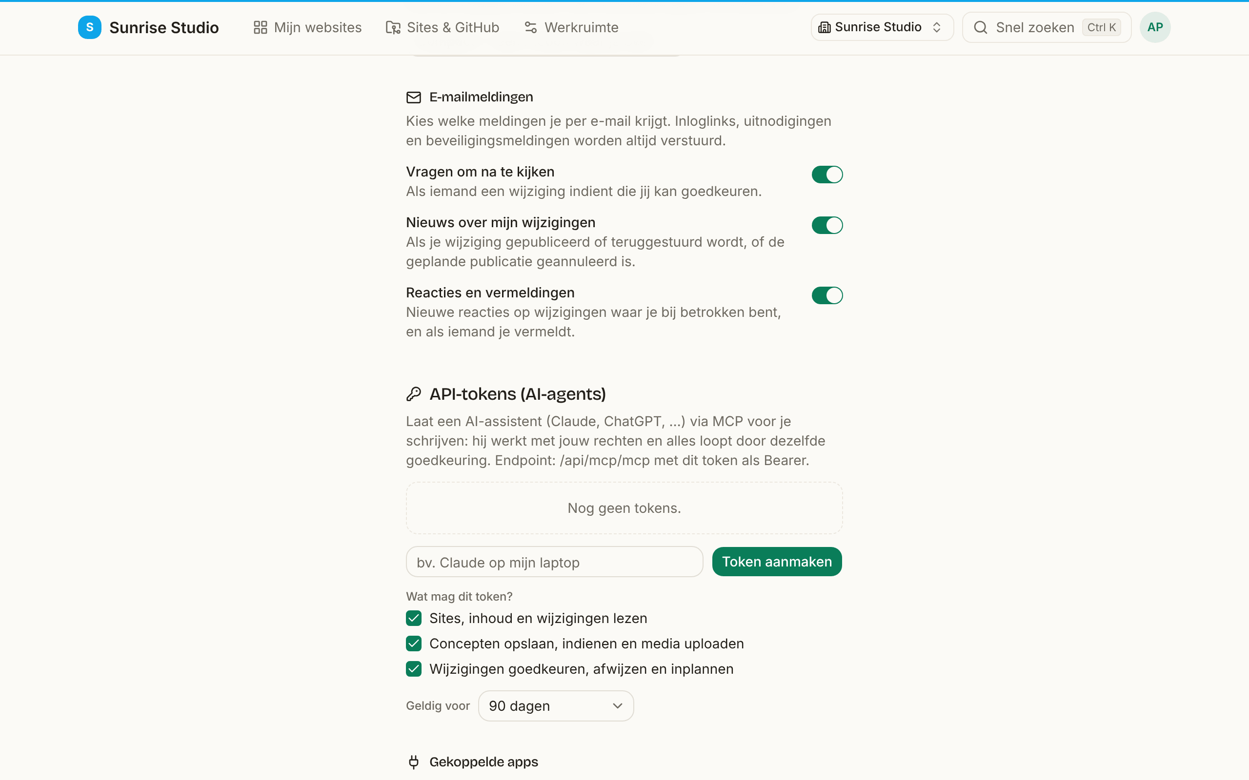 Het onderdeel E-mailmeldingen van het profiel met drie schakelaars, allemaal aan: Vragen om na te kijken, Nieuws over mijn wijzigingen, en Reacties en vermeldingen, elk met een korte uitleg