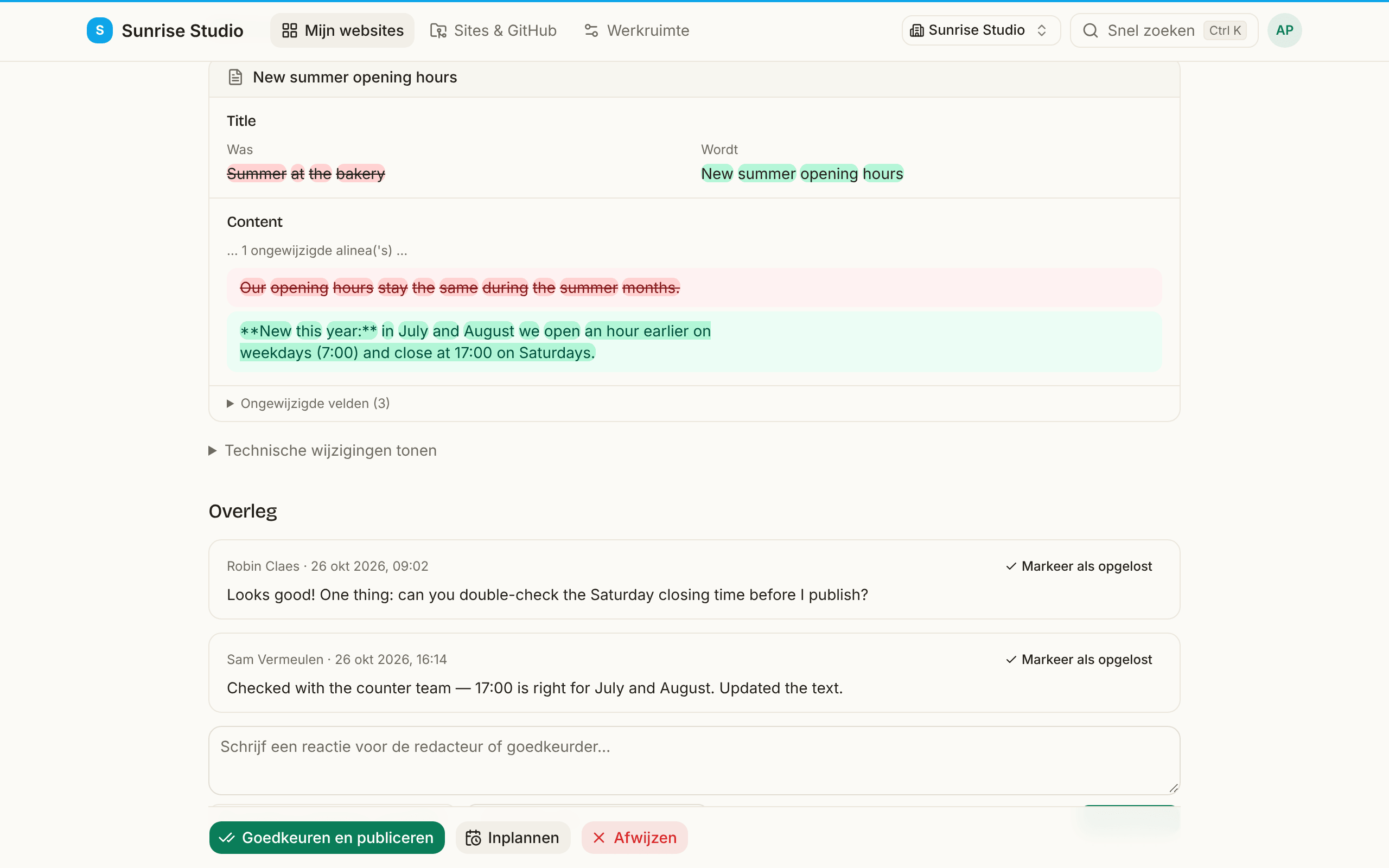 Het onderdeel Overleg van een nakijkpagina: twee reacties tussen de goedkeurder en de schrijver, elk met een link Markeer als opgelost, en eronder een reactievak met de hint Typ @ om iemand te vermelden, een keuzelijst Toewijzen aan… en een knop Reageren
