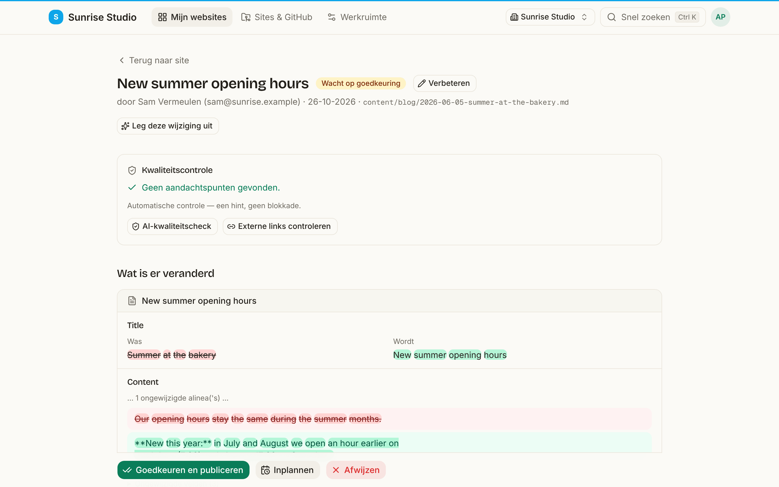 De nakijkpagina van een wijziging die op goedkeuring wacht: een kwaliteitscontrole zonder opmerkingen, een onderdeel Wat is er veranderd met elk gewijzigd veld bij naam met oude en nieuwe waarde en de gewijzigde woorden gemarkeerd, en onderaan de knoppen Goedkeuren en publiceren, Inplannen en Afwijzen