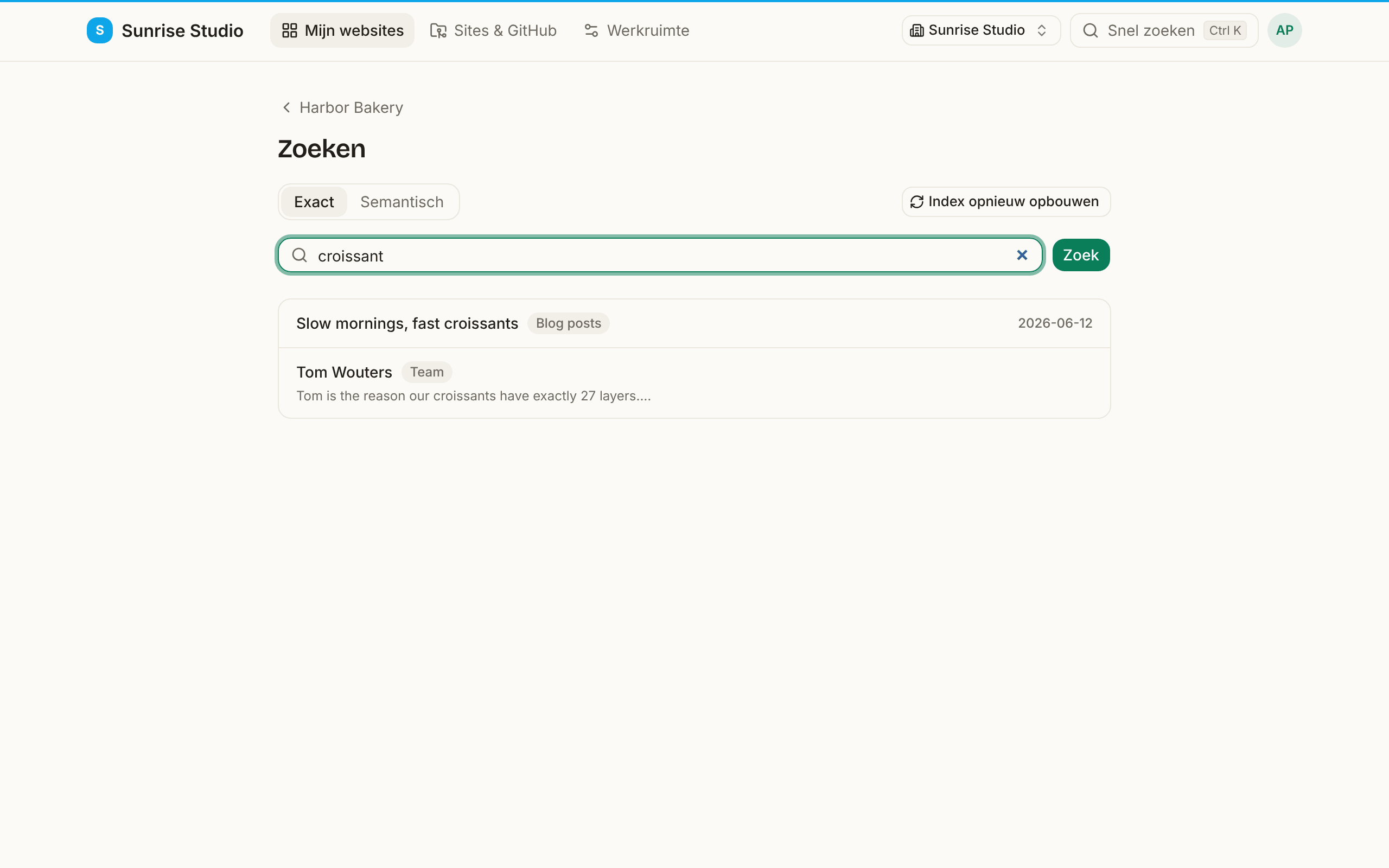 De zoekpagina van een site met de modus Exact gekozen en de zoekterm “croissant”: twee resultaten, een blogbericht met zijn datum en een teamlid wiens bio croissants noemt, elk met de naam van de collectie