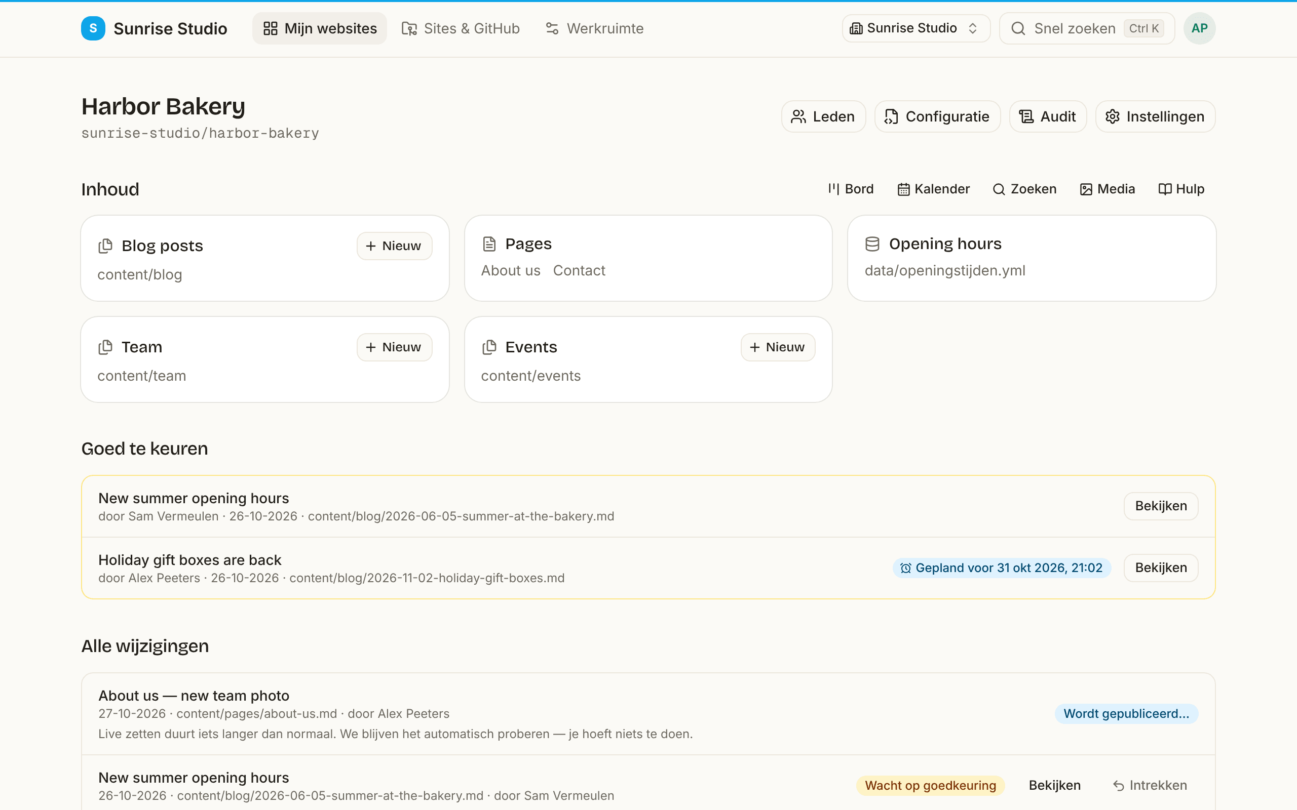 De overzichtspagina van een ingestelde site: de collecties Blog posts, Pages, Opening hours, Team en Events als kaarten, snelkoppelingen naar Bord, Kalender, Zoeken, Media en Hulp, een wachtrij Wacht op goedkeuring en de volledige lijst wijzigingen met hun status