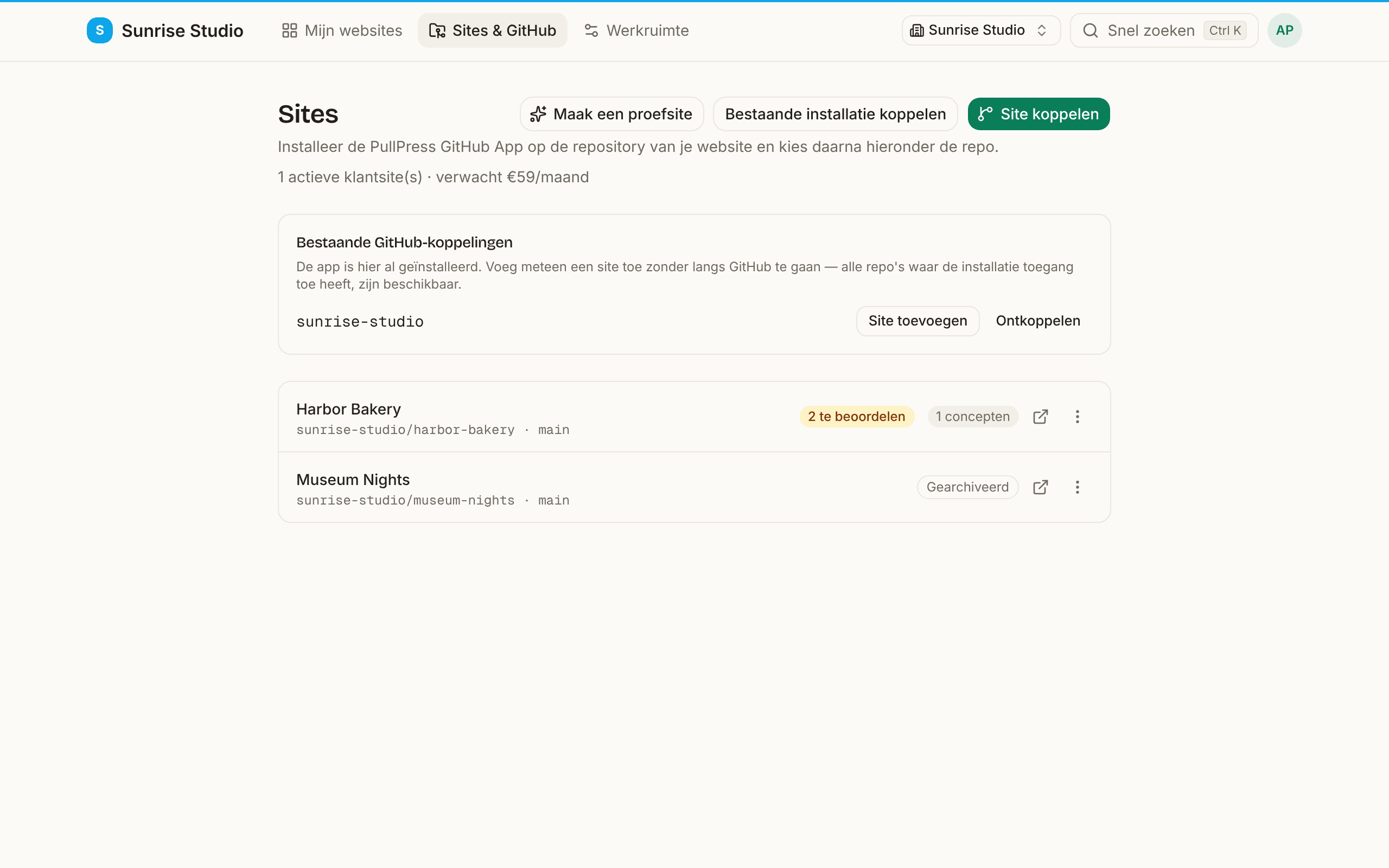 De pagina Sites & GitHub: knoppen Maak een proefsite, Bestaande installatie koppelen en Site koppelen; een kaart Bestaande GitHub-koppelingen voor sunrise-studio met Site toevoegen en Ontkoppelen; en twee sites, Harbor Bakery met badges voor wijzigingen om na te kijken en concepten, en Museum Nights als Gearchiveerd