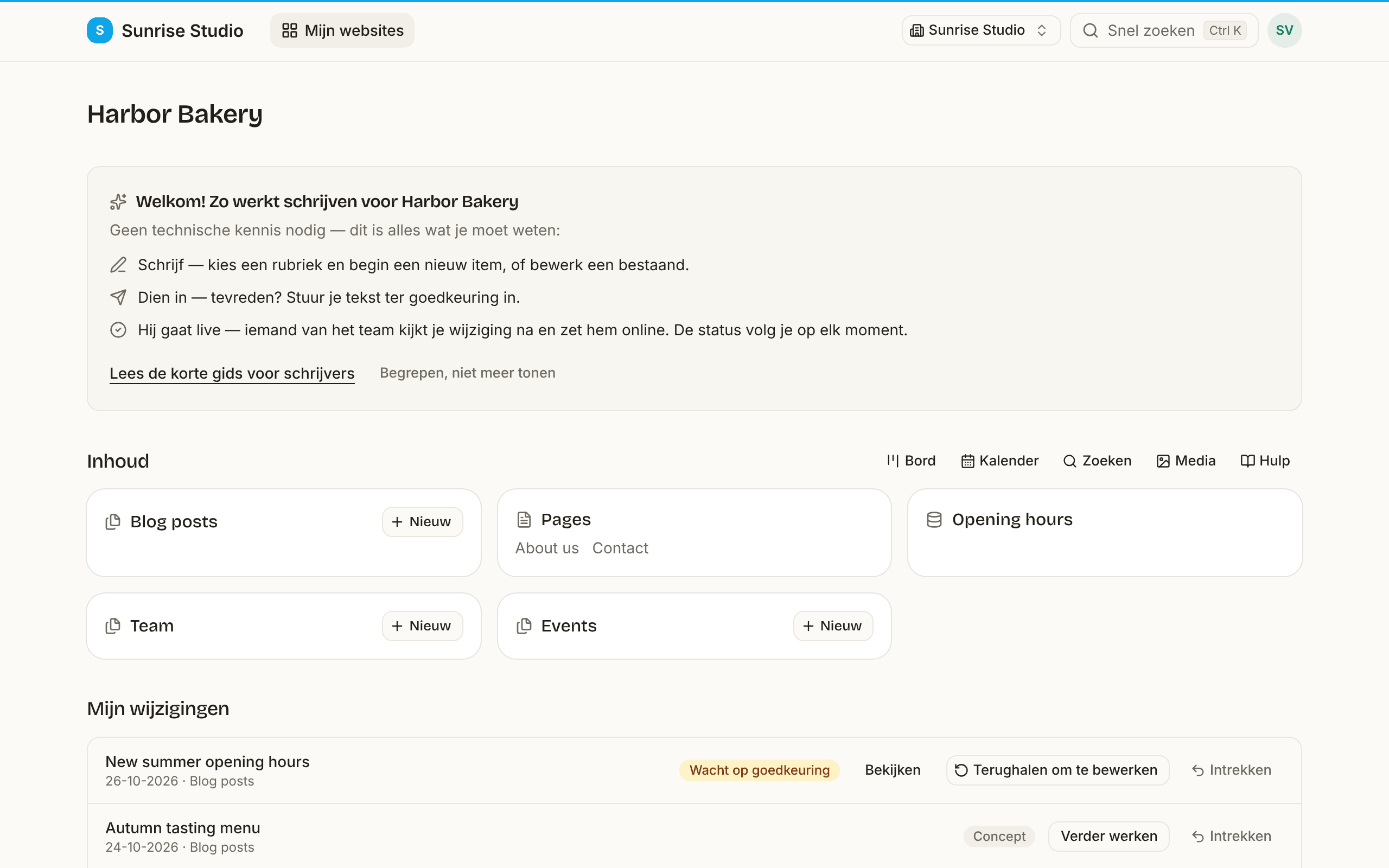 Een sitepagina met het paneel “Welkom! Zo werkt schrijven voor Harbor Bakery”, met de drie stappen schrijven, indienen en online, boven de collecties van de site en de eigen wijzigingen van de schrijver met statuslabels